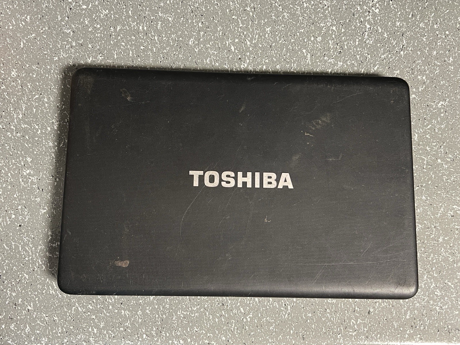 Toshiba Satellite C675D-S7109 AMD E-300 1.3GHz – NOT TESTED – DAMAGED SCREEN*