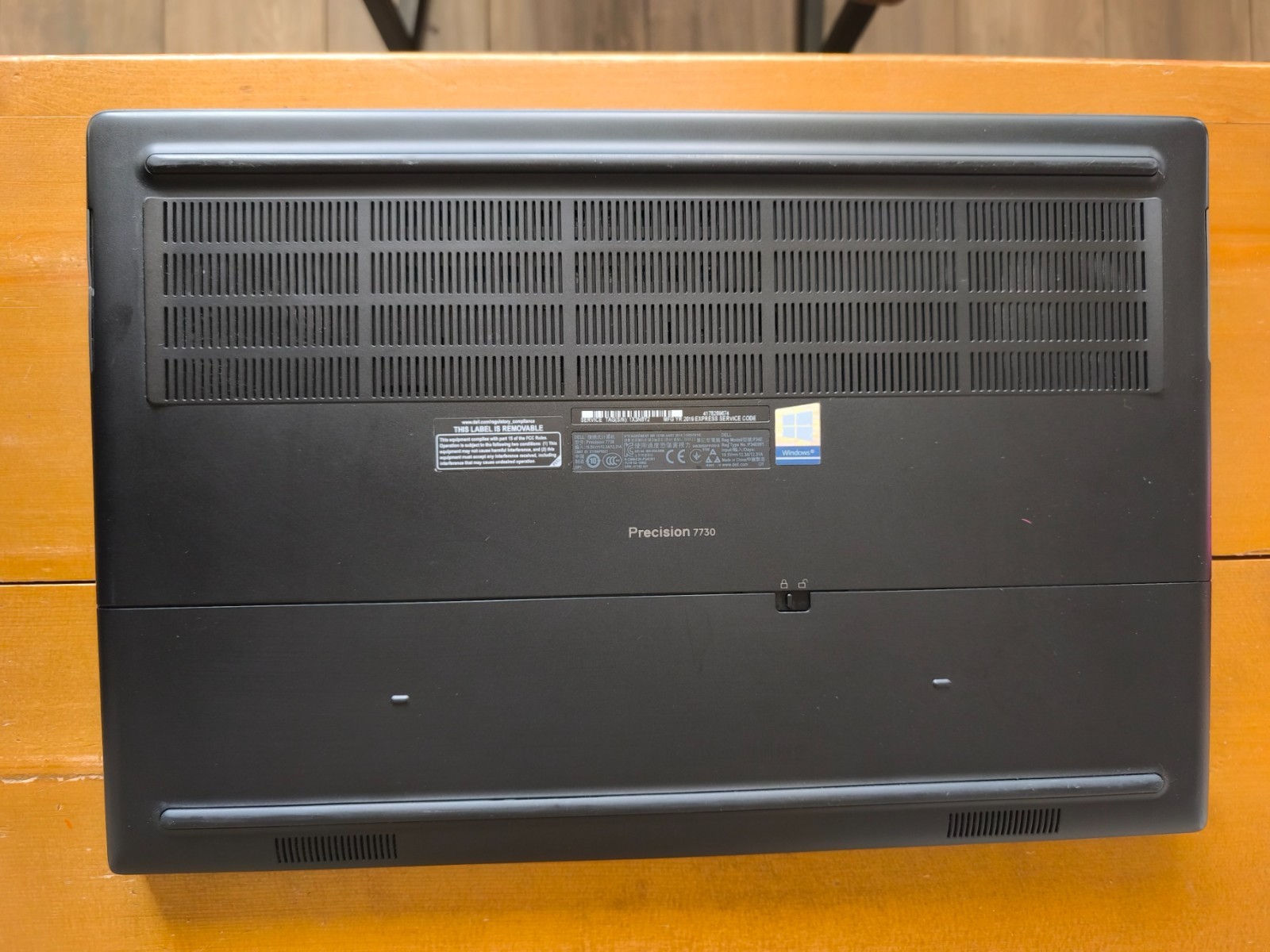 Dell Precision 7730 – i7-8750H 2.2GHz (96GB RAM / 512GB SSD / Quadro P3200)