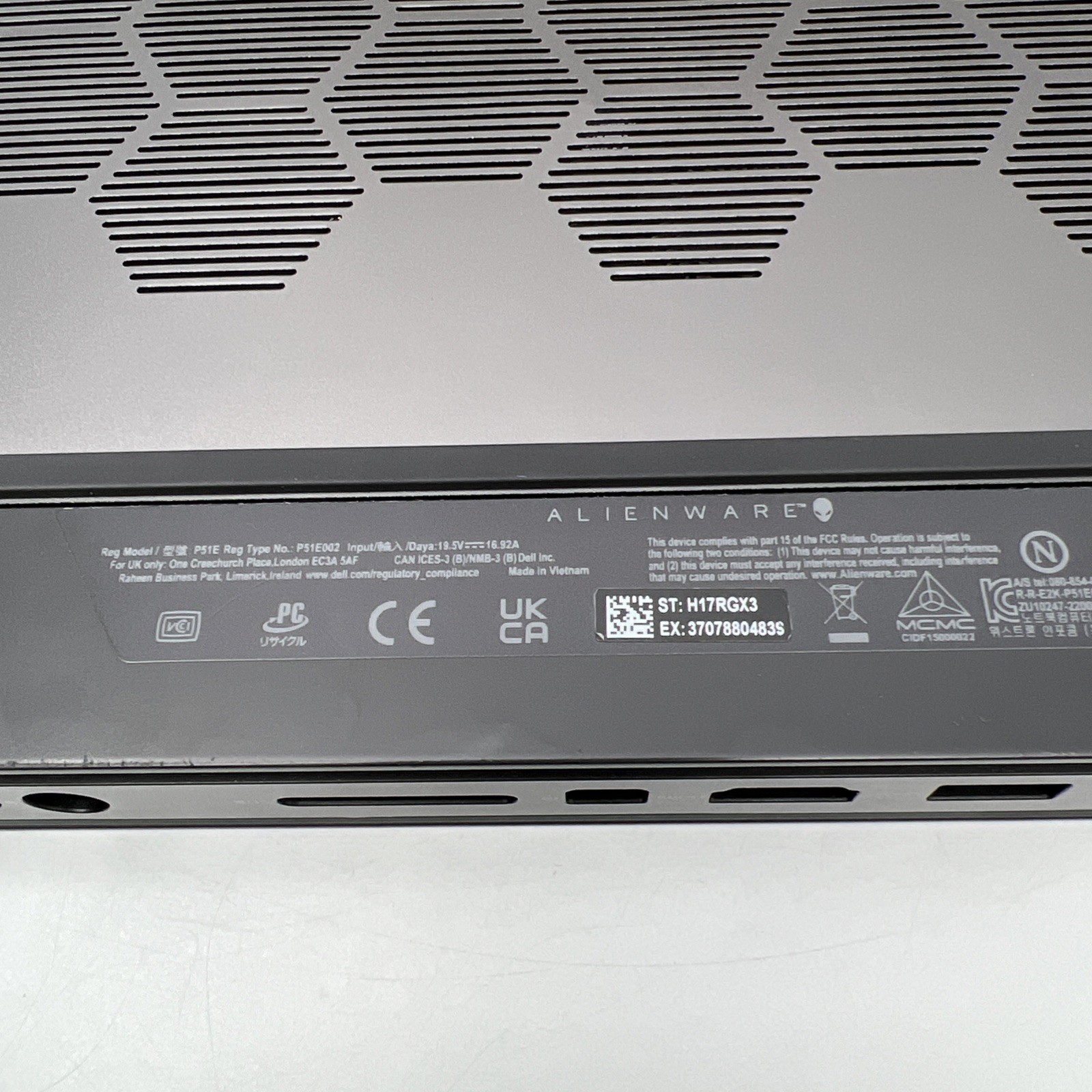 Alienware M18 R1 18″ AMD Ryzen 9 7845HX 32GB RAM 2TB SSD RX 7600M XT W11H USED