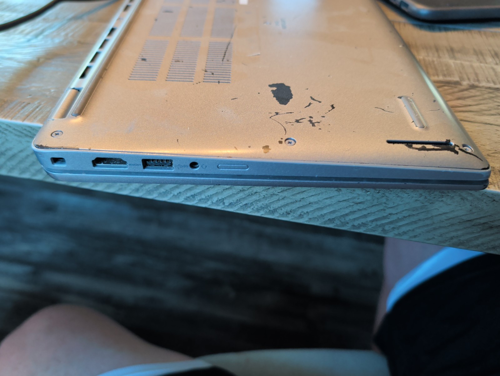 Dell Latitude 5340 13.3″ 13th Gen i5-1335U 8GB DDR5 No SSD. Cracked Screen