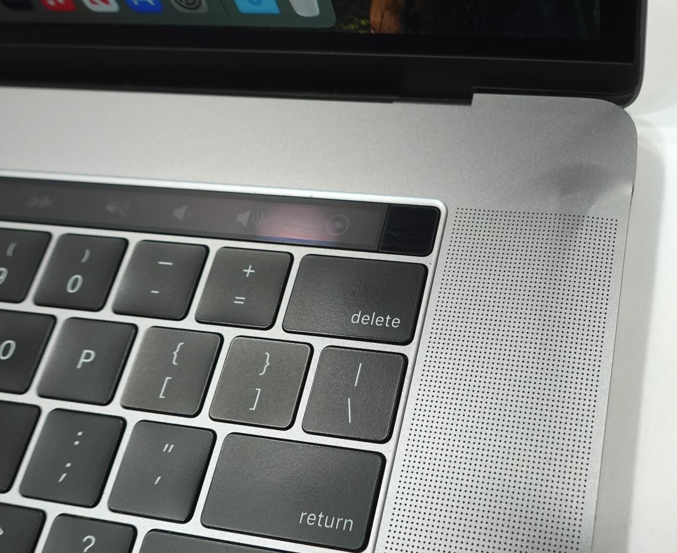 Apple MacBook Pro 2018 A1990 15.4″ Retina i7-8750H 32GB 256GB SSD Laptop