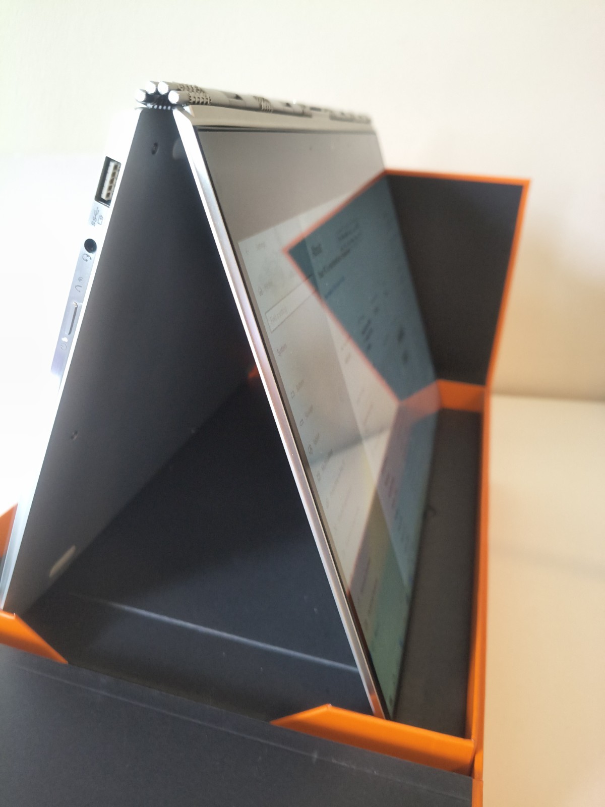 Yoga 910 convertible i7 7th 512G with 30 cycle count upto 15 hrs & No scratches