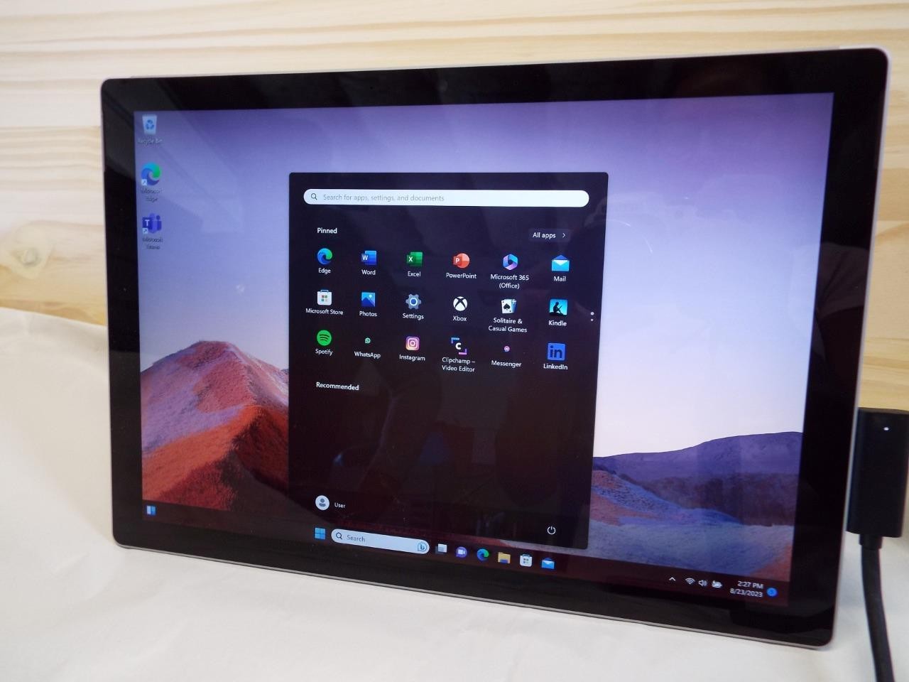 Microsoft Surface Pro 7, i7 16gb 512 SSD 10th GEN 1065G7 1.3GHz 1.5 GHz, with KB