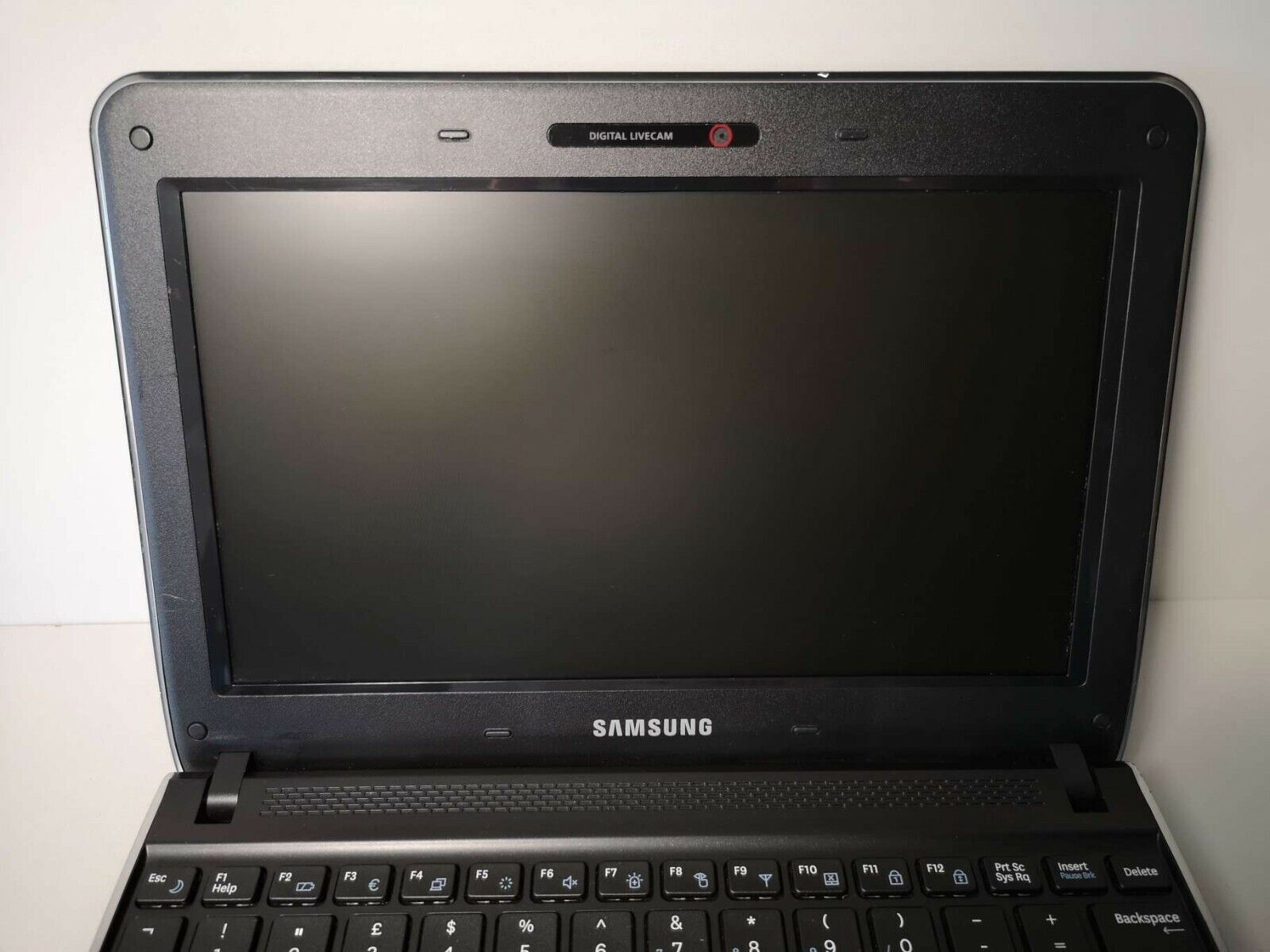 Samsung N210 PLUS 10.1” 2GB/320GB HDD ATOM N450 1.66GHz KAM 3xUSB Windows 7 Pro