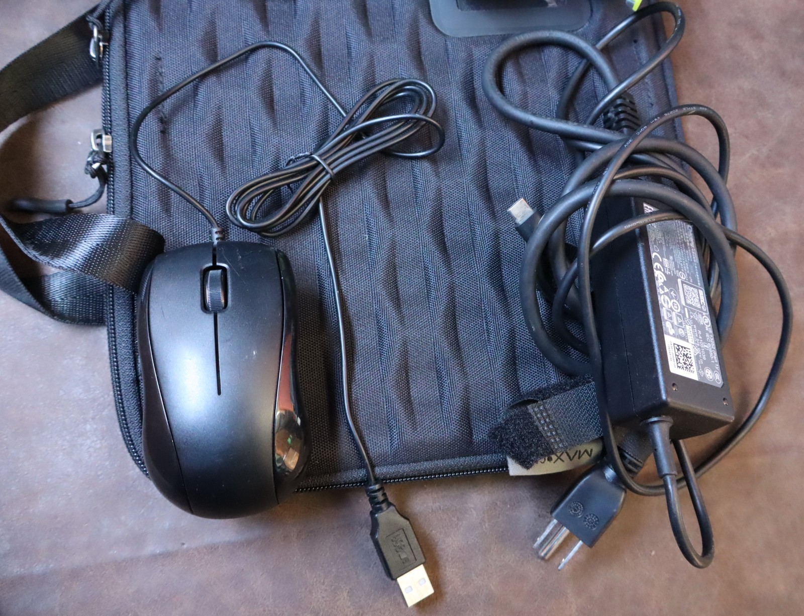 ASUS Chromebook C204m 11.6″ – 32GB SSD – 4GB RAM Case Headphones Mouse BUNDLE