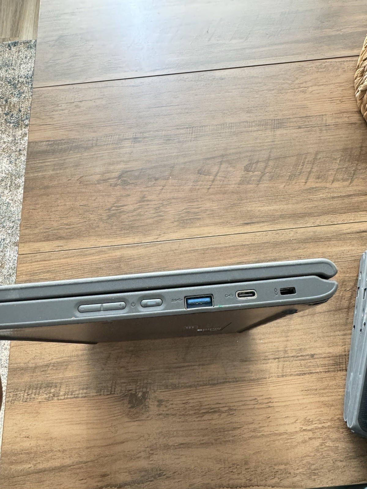 Touch screen Lenovo 300e Chromebook 2nd Gen AST 82CE with charger.