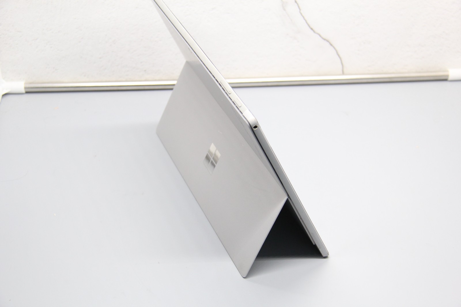 Microsoft Surface Pro 5 1796 12.3″ M3-7Y30 1.6GHz 4GB RAM 128GB SSD