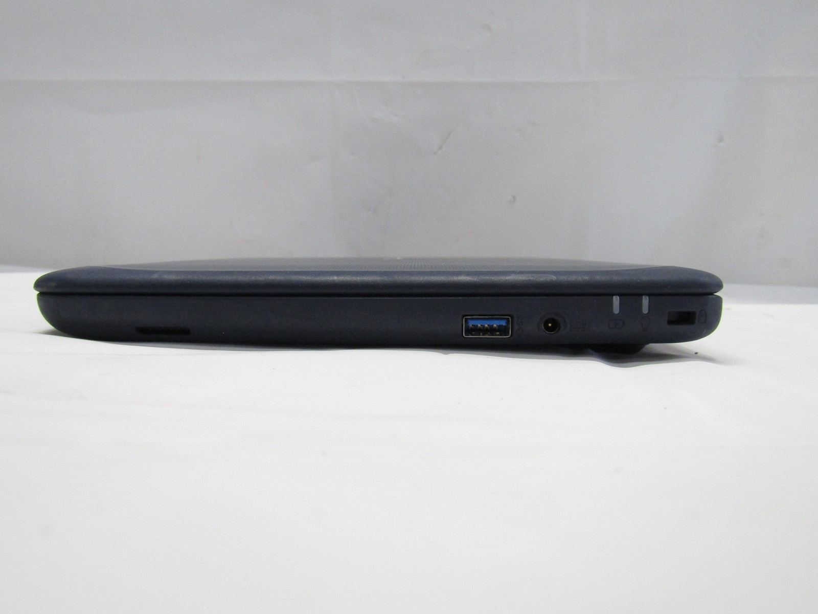 Asus Vivobook W202NA-YS03 1.2GHz Celeron N3350 4GB RAM 64GB eMMC NO OS + Charger