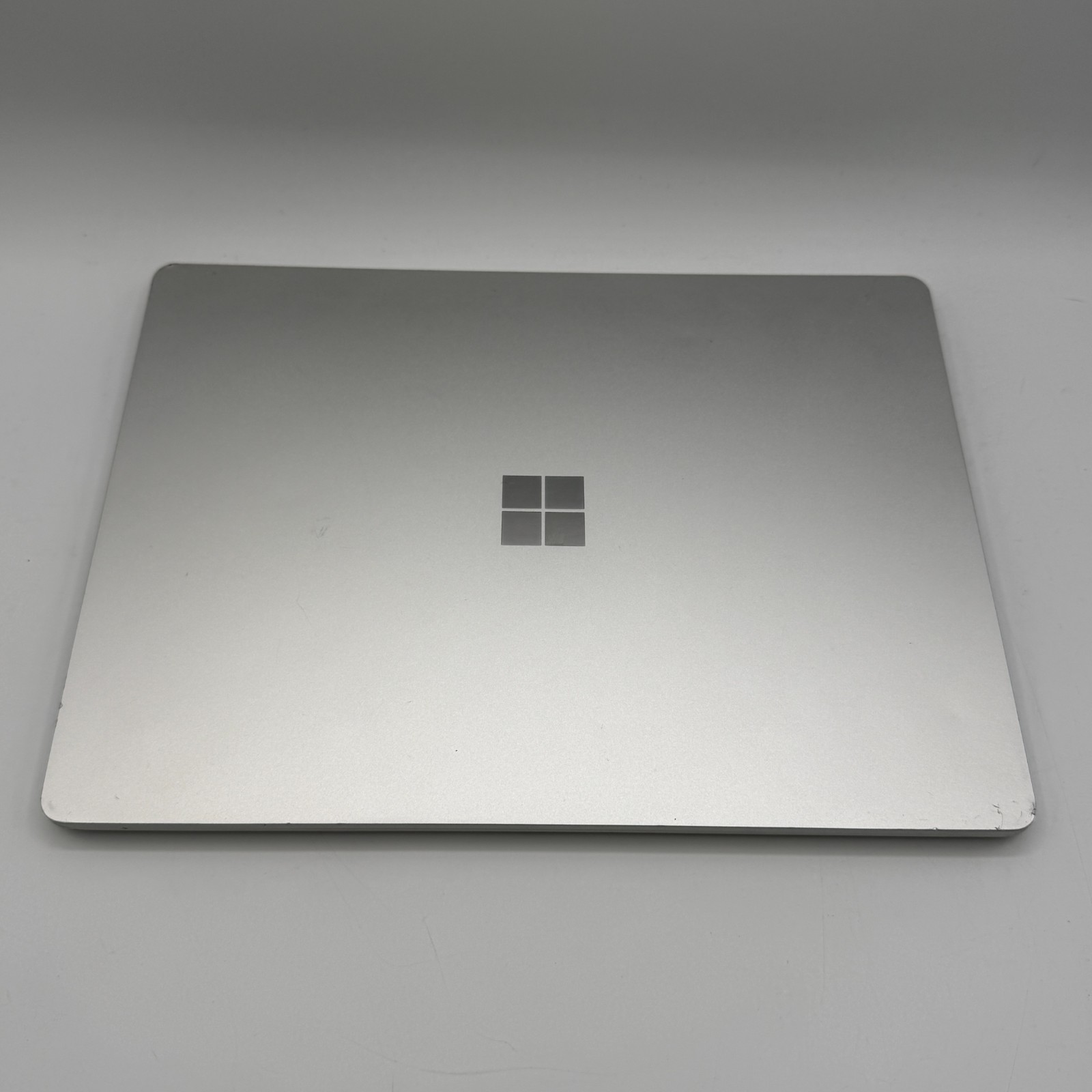 Microsoft Surface Laptop Go 1943 12.4″ i5-1035G 1 1.0GHz 4GB RAM 64GB SSD