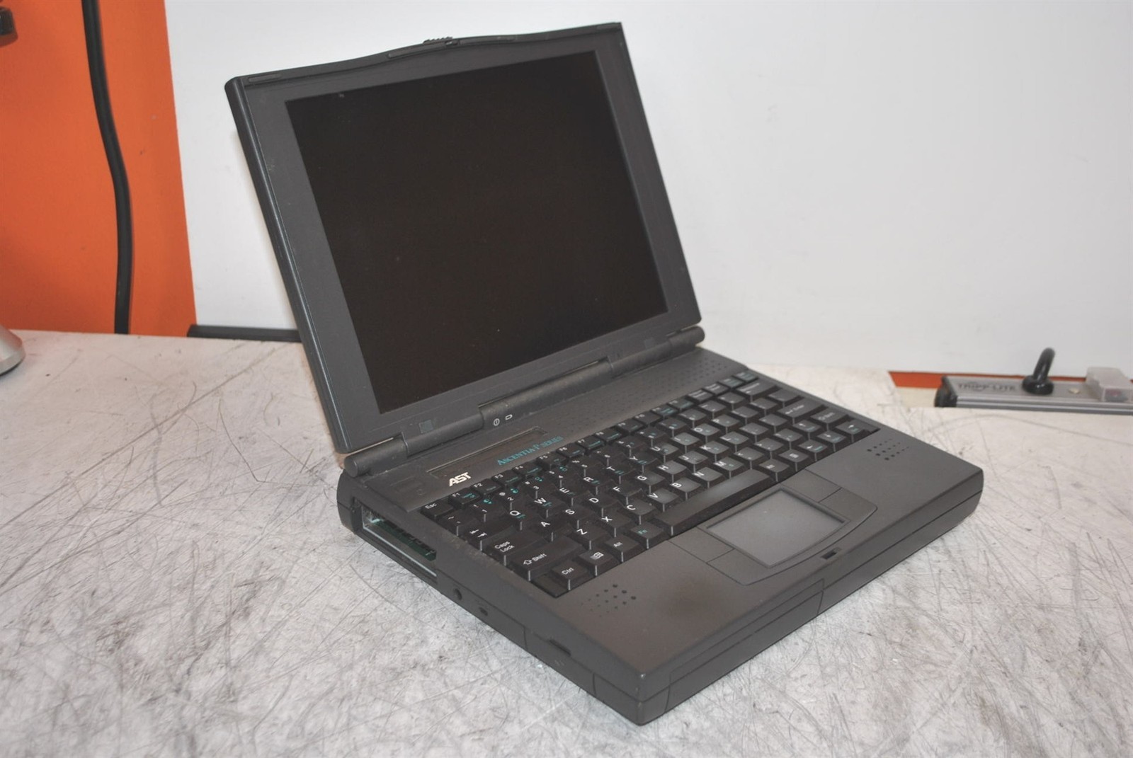 Bad LCD AST Ascentia P Series Laptop Intel Pentium 133MHz 8MB 0HD No PSU AS-IS