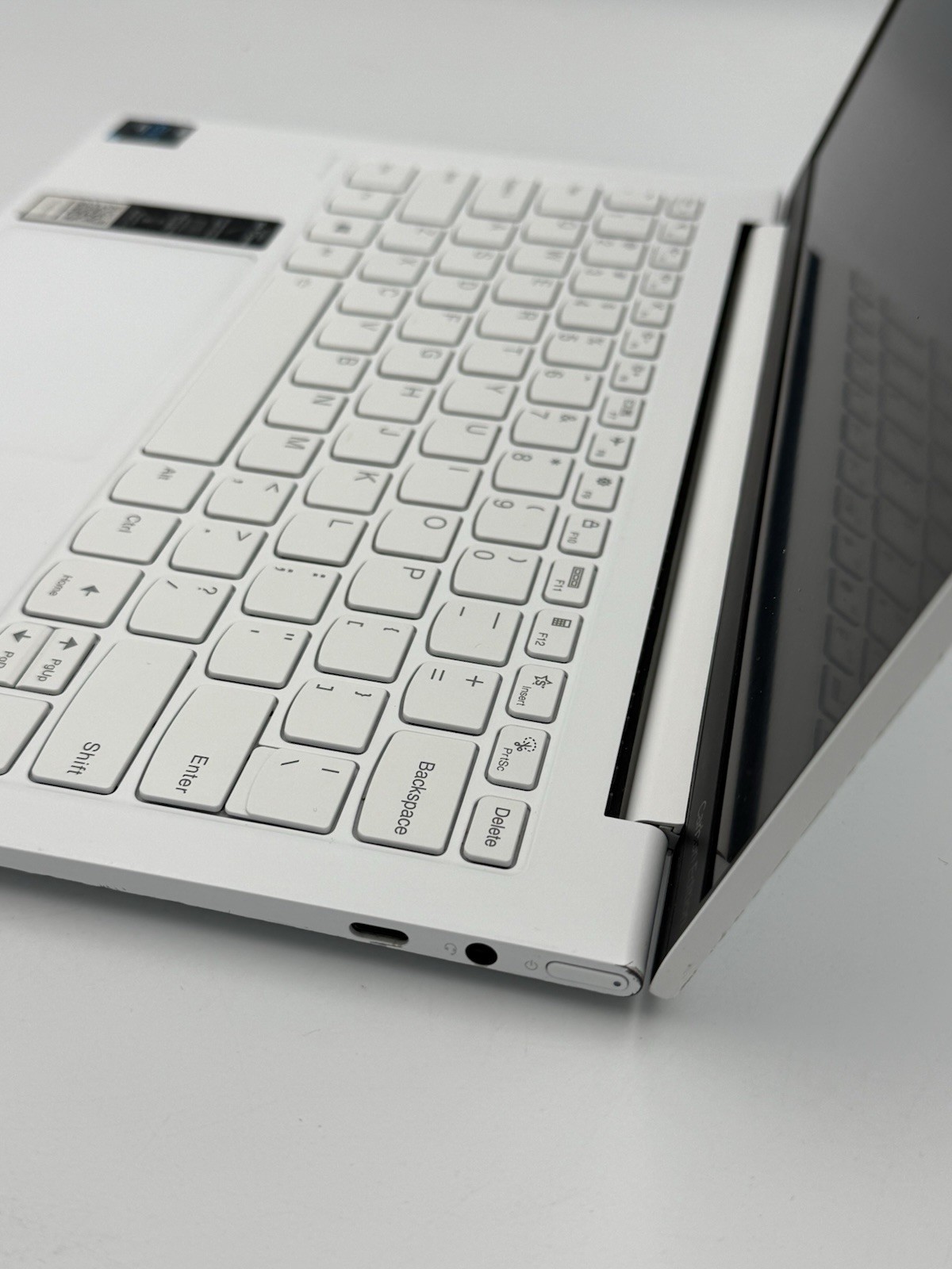 Lenovo Yoga Slim 7i Carbon 13.3” – i5 11th/16GB RAM/512GB (Keyboard Issue) 24C
