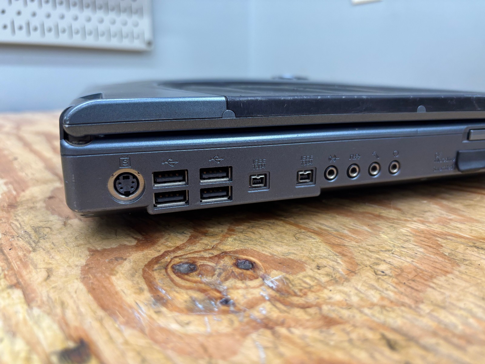 Alienware Area-51 m7700 Clevo D900T 17″ P4 3.4GHz Powers On No Display AS-IS