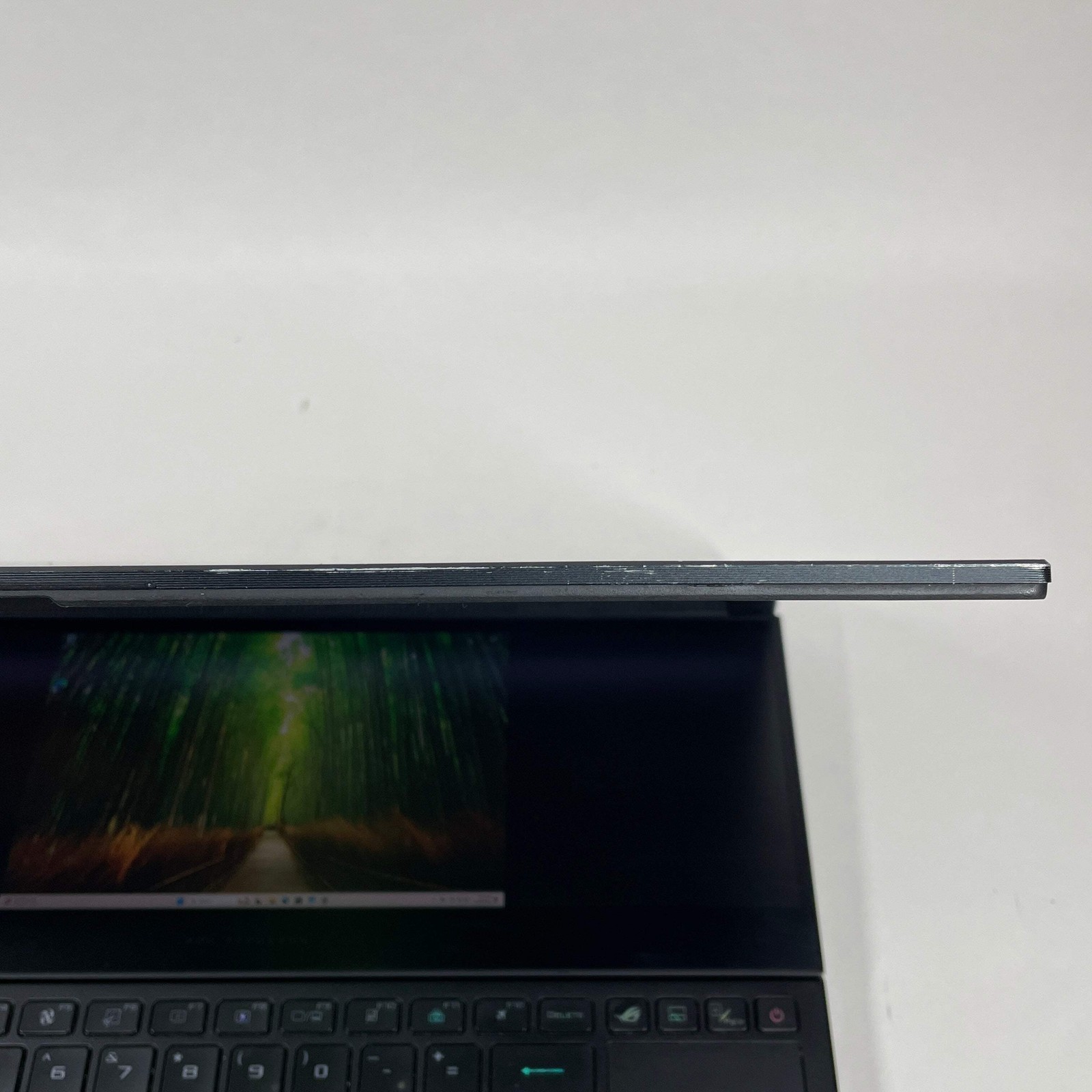 Asus ROG Zephyrus Duo 16 GX650 16″ Ryzen 9 6900HX 3.3GHz 32GB RAM 1TB SSD GeForc