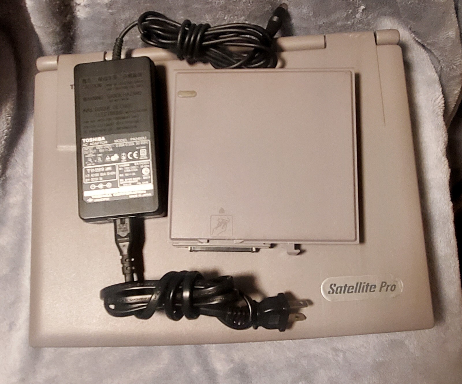 Toshiba Satellite Pro 490CDT Pentium II Windows XP + Battery & Power Adapter