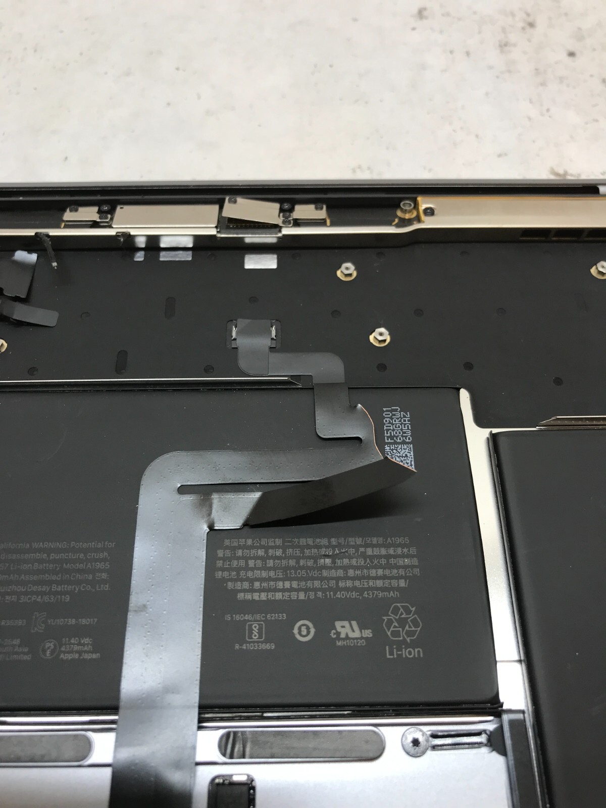 Apple MacBook Pro Touch 2018 A1990 Palmrest NO MOTHERBOARD For Parts/Repair – DW
