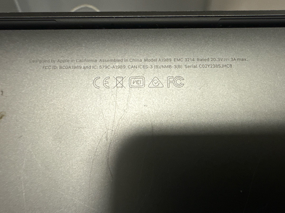APPLE MACBOOK PRO – A1989 – 13.3″ 8GB Ram 256 GB HD – 2018 2.3 GHz Q (MAD063076)
