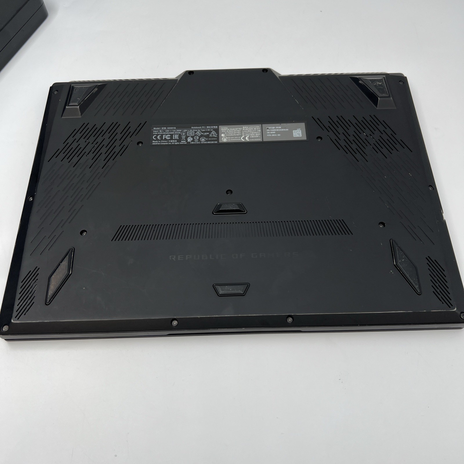 Asus ROG Zephyrus Duo 15 SE FHD TOUCH Ryzen 9 5900HX 32GB RAM 1TB RTX 3080 READ