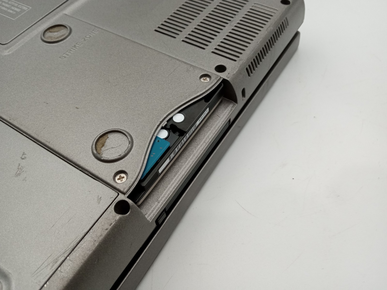 Dell Latitude D810 Intel Pentium 2GB RAM 30GB HDD Windows XP – READ -RR