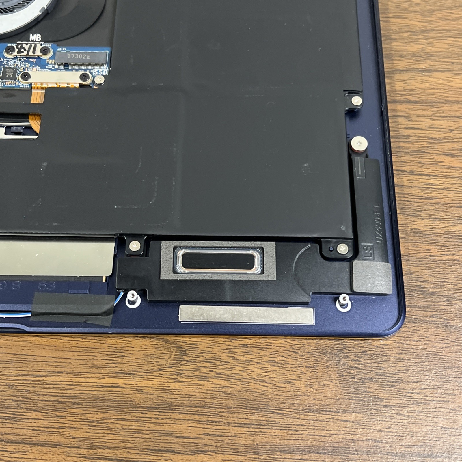 ASUS ZENBOOK UX490U I7 8GB RAM (POWERS ON, NO IMAGE) NO SSD – FOR PARTS/REPAIR