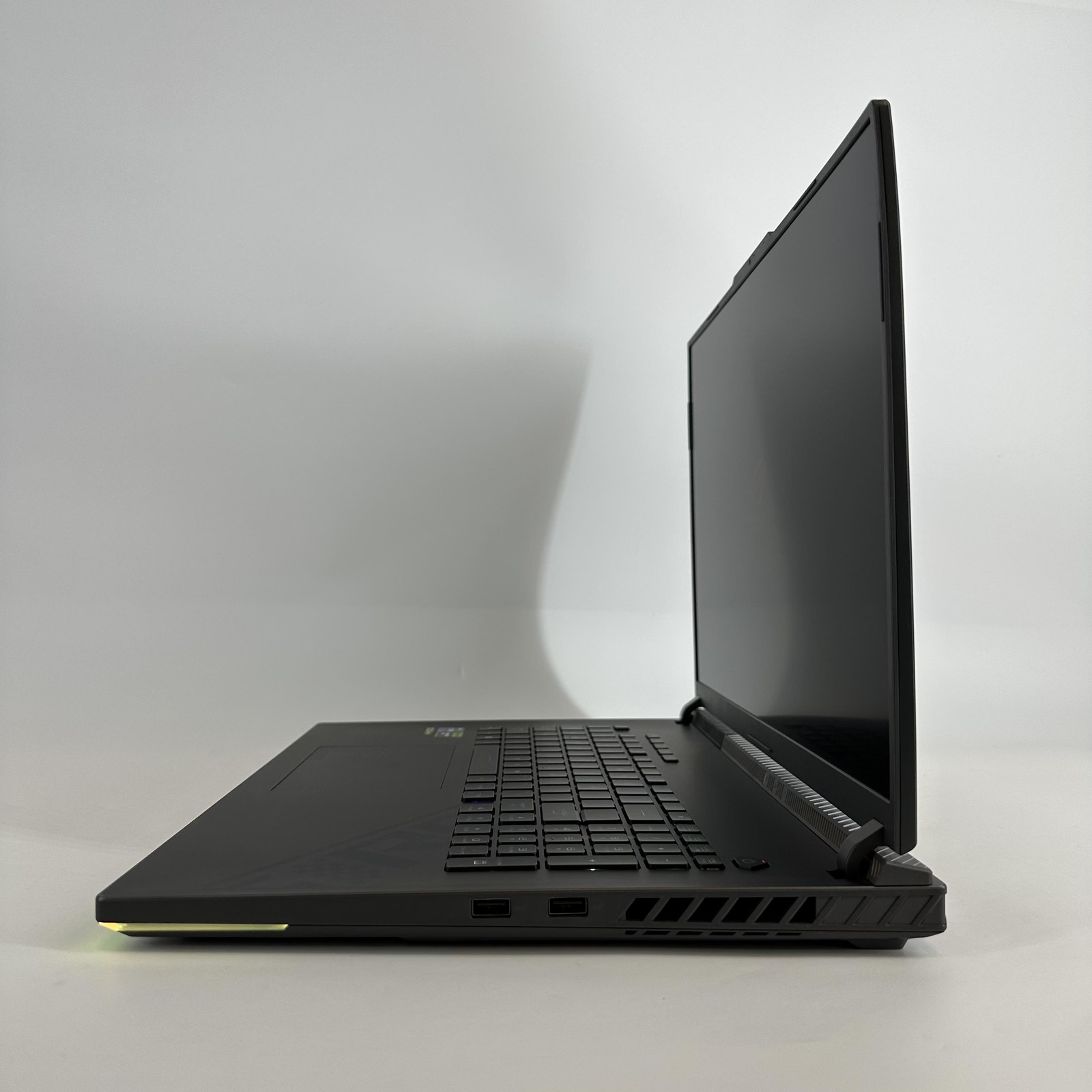 Asus ROG Strix G18 G814 240Hz QHD+ 2.2GHz i9-13980HX 16GB 1TB RTX 4080 LCD BLEED