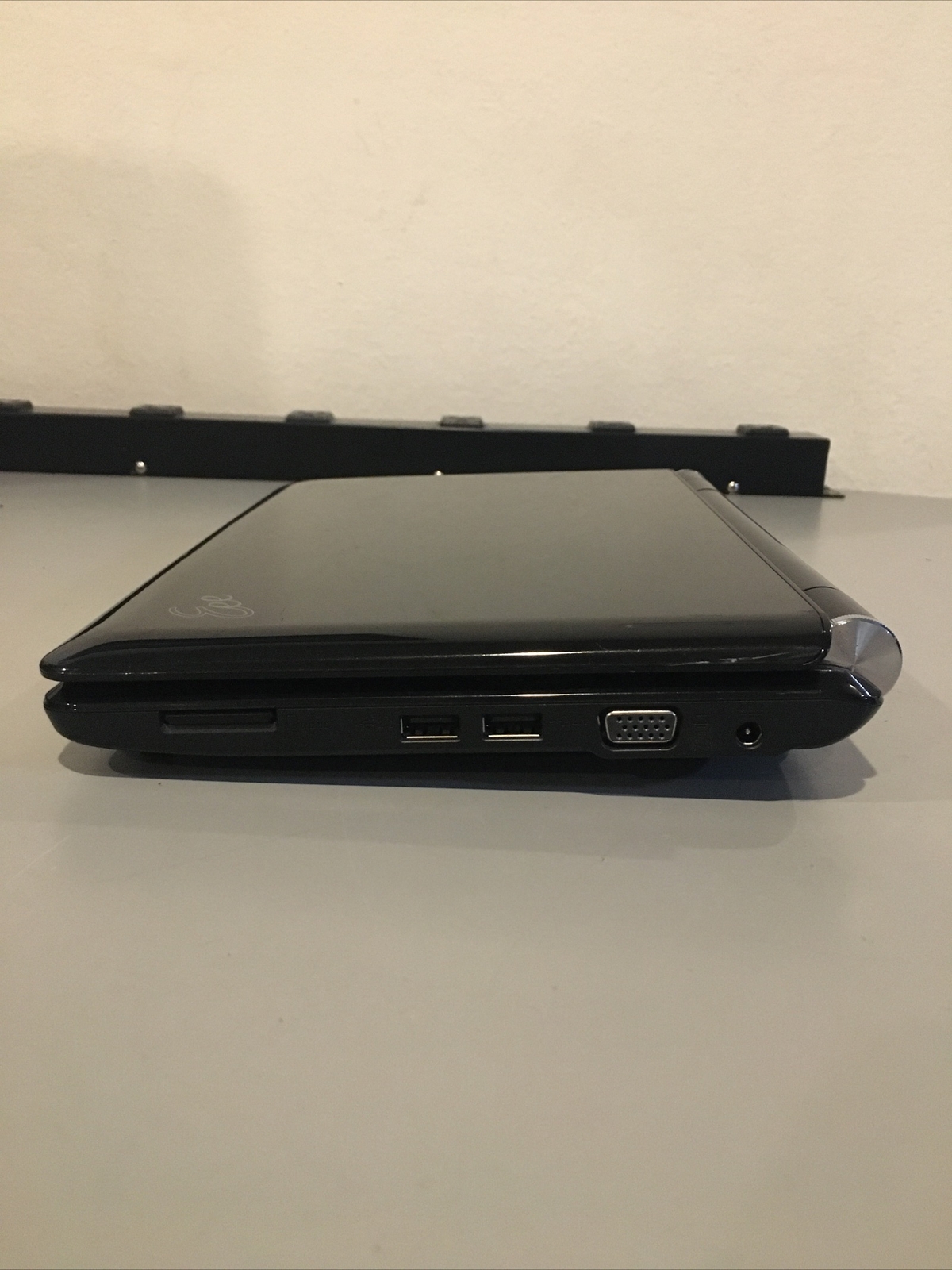 Asus Eee PC 1000HE Mini Laptop. 160GB HDD AND 1GB RAM. For parts or repair