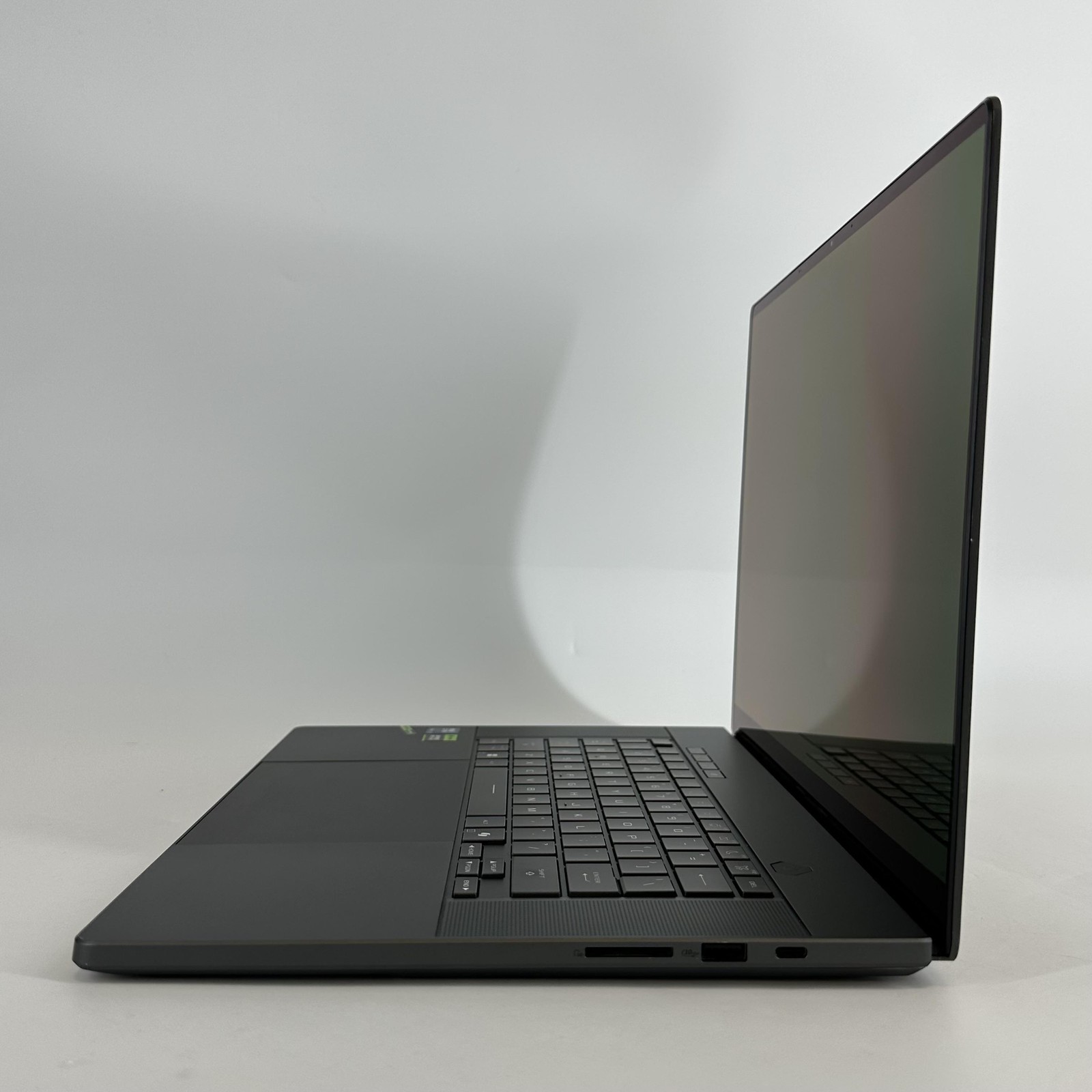 Asus ROG Zephyrus G16 GU605 240Hz QHD+ 2.9GHz Ultra 9 285H 32GB 2TB SSD RTX 5080