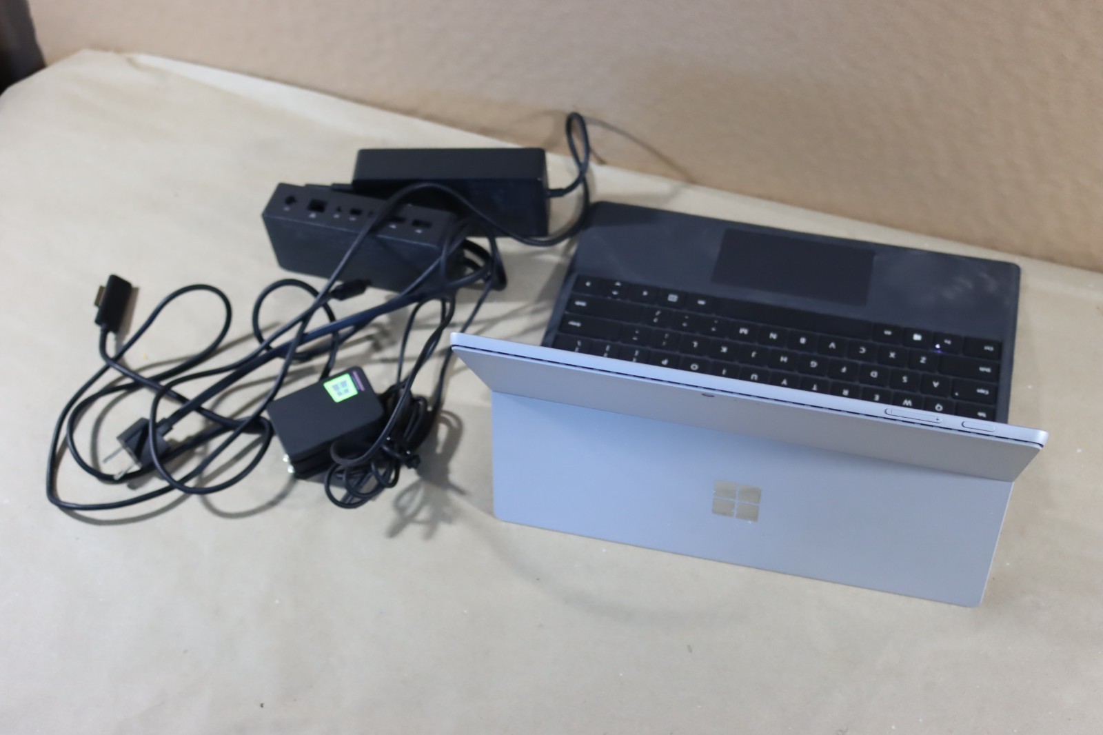 Microsoft Surface Pro 5 i5-7300U 8GB RAM 256GB Wi-Fi + LTE