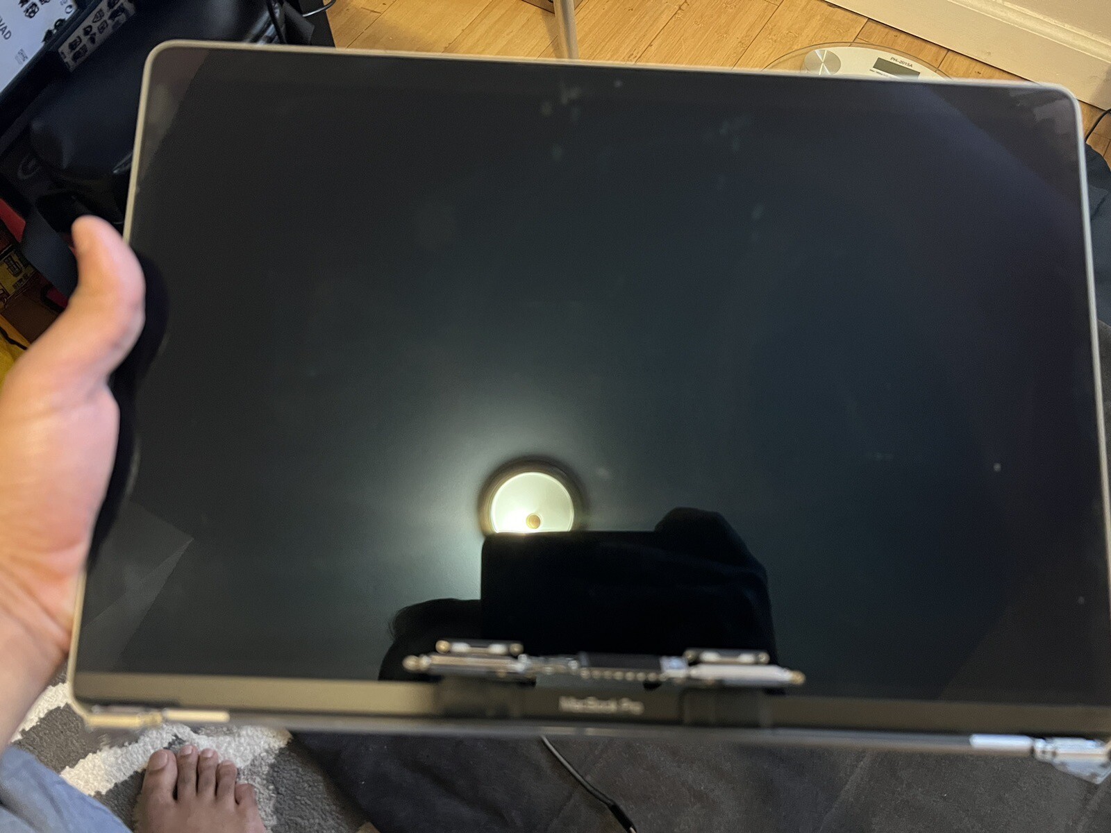 A1990 SPACE GRAY OEM LCD USED GRADE B PLEASE SEE PICTURE BEFORE BUYING