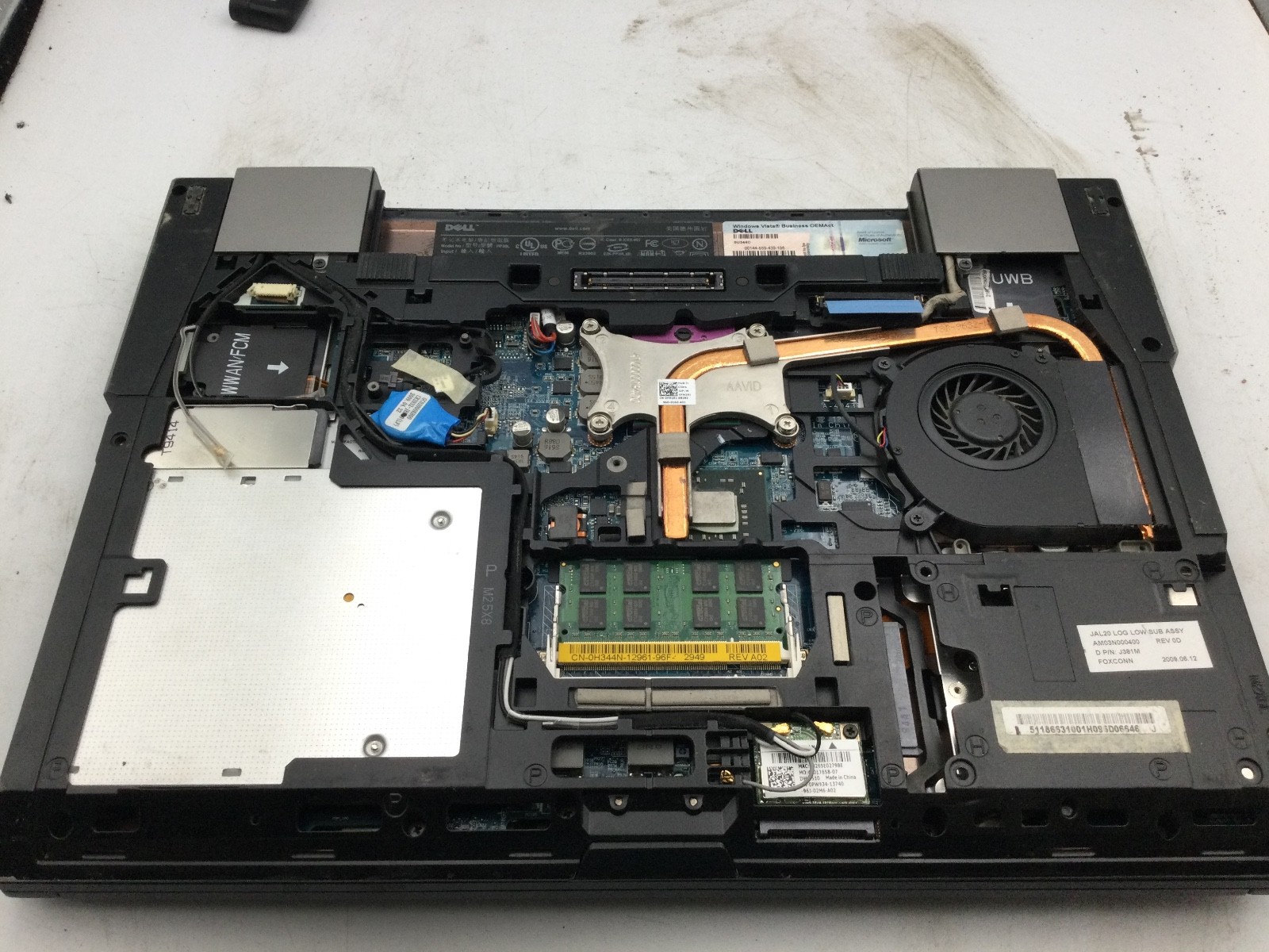 DELL LATITUDE E6500 – FOR PARTS/POWERS ON – INTEL CORE 2 DUO – 2GB RAM -READ -BB