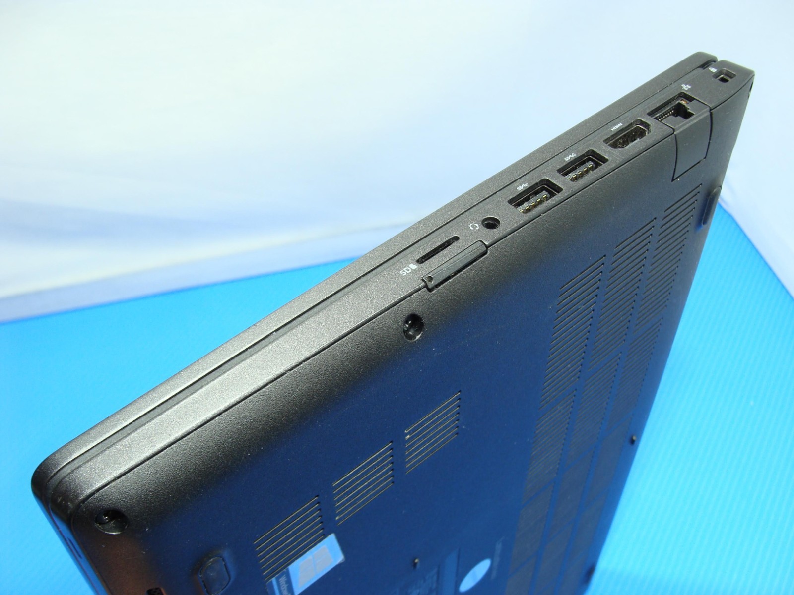Dell Latitude 5400 14″ FHD Intel i7-8665U 1.9GHz 8GB 512GB Windows 11 Pro +PA