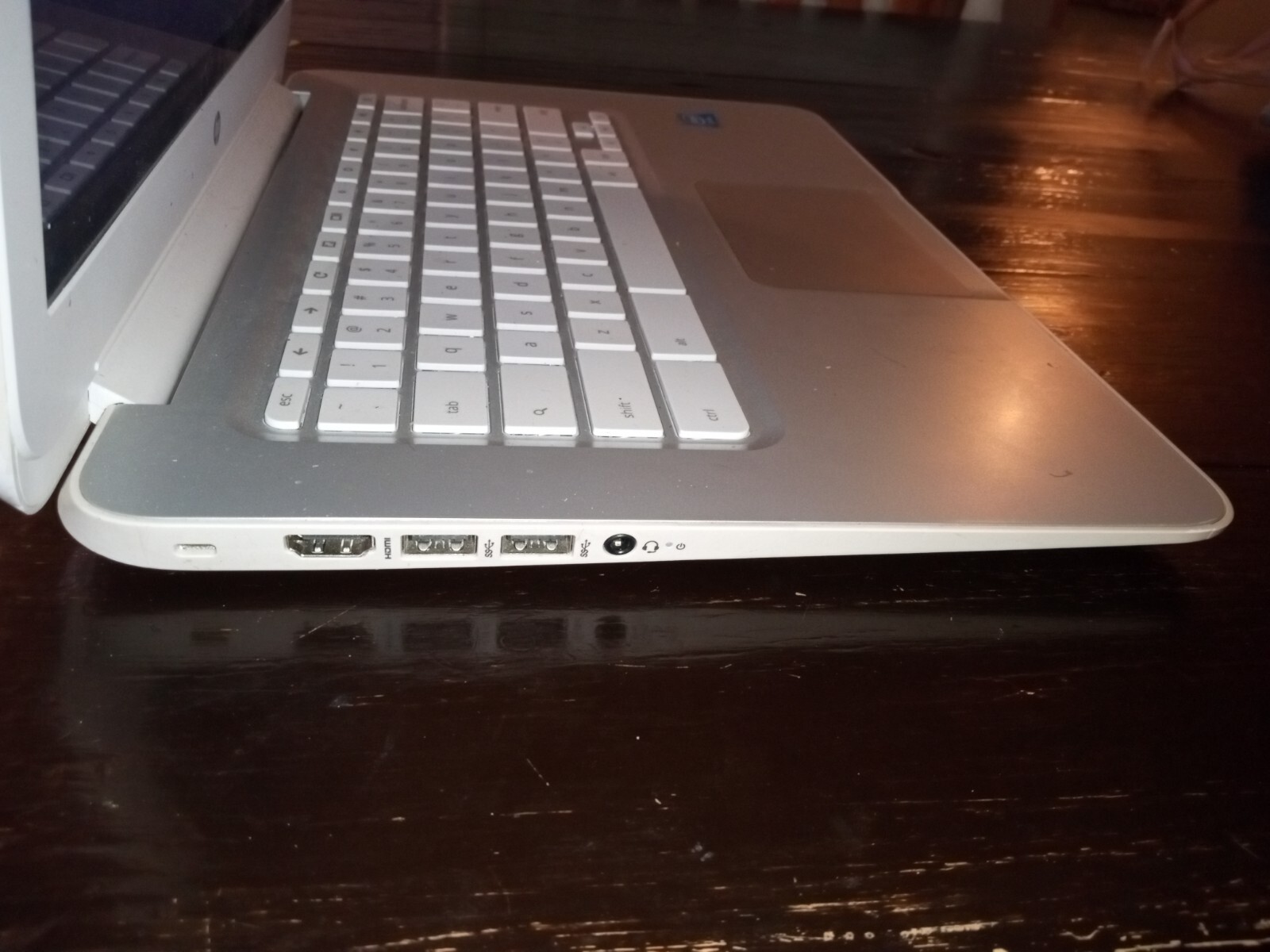 HP CHROMEBOOK 14in Laptop with 180-degree Hinge White with charger