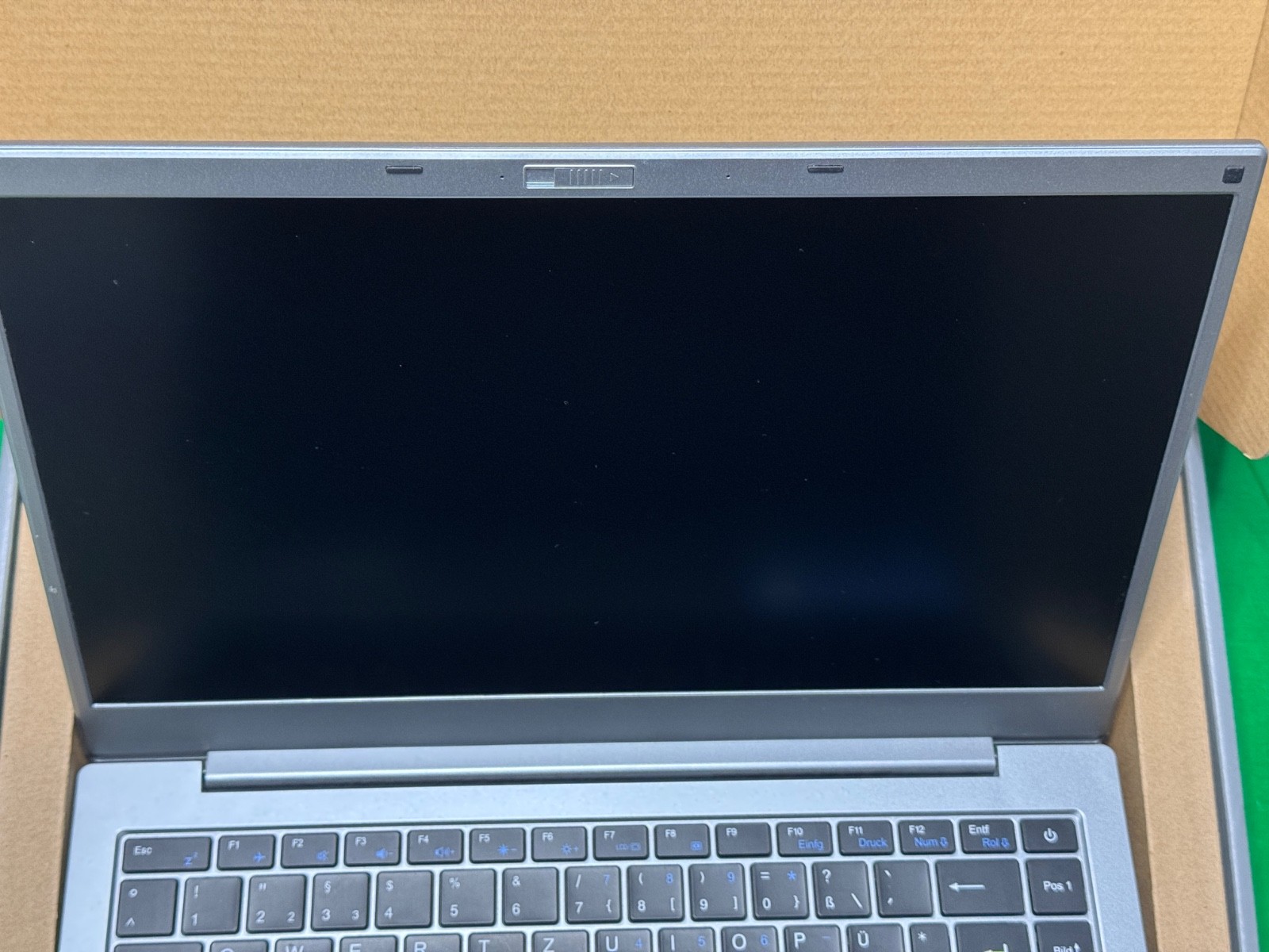 PEAQ 10.5 inch Laptop (128GB SSD, Intel Pentium Silver N5030, 4GB Ram) Good Condition