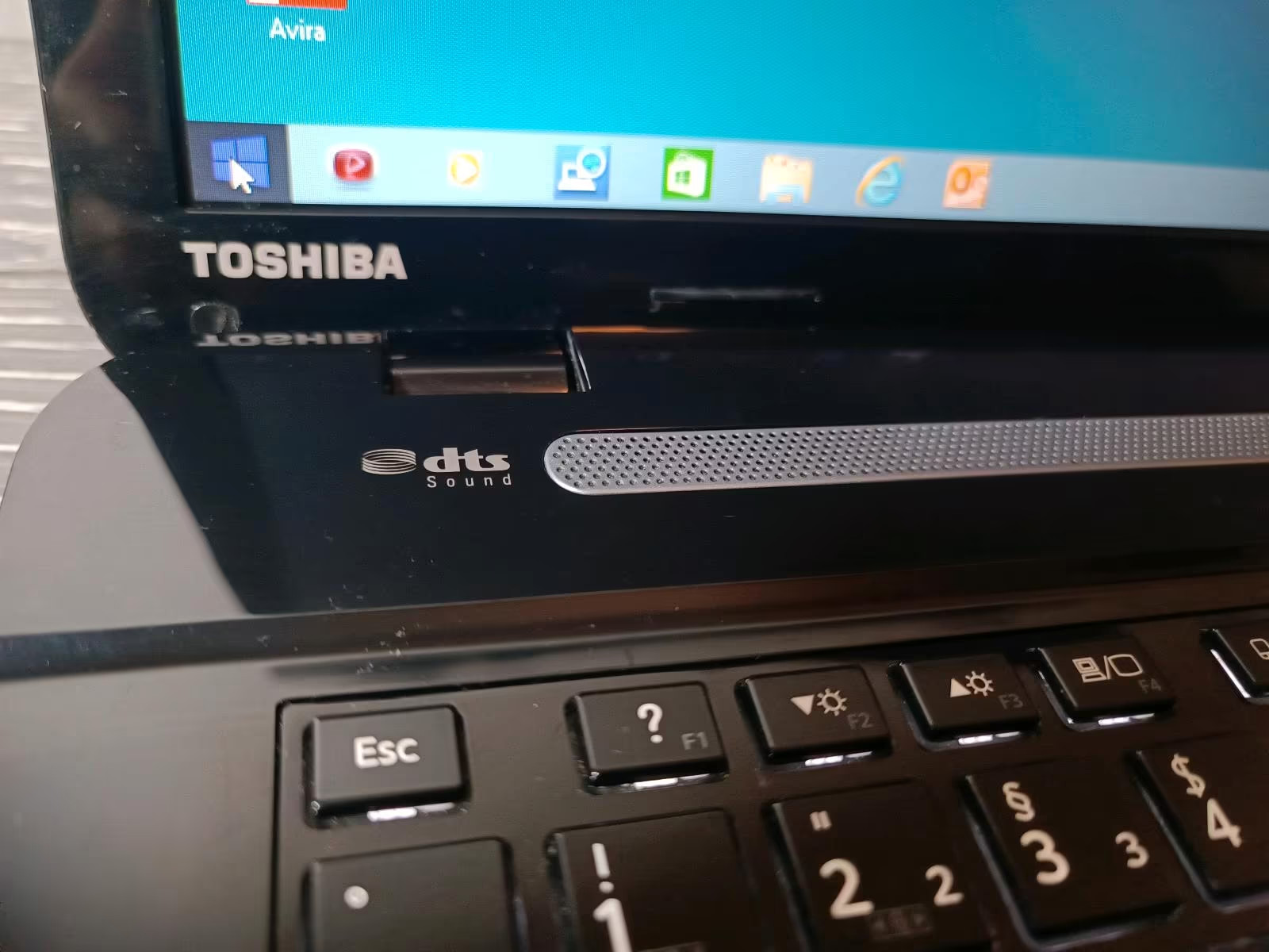 Toshiba Satellite S70 Notebook Laptop PC 2.5 GHz i3 Windows