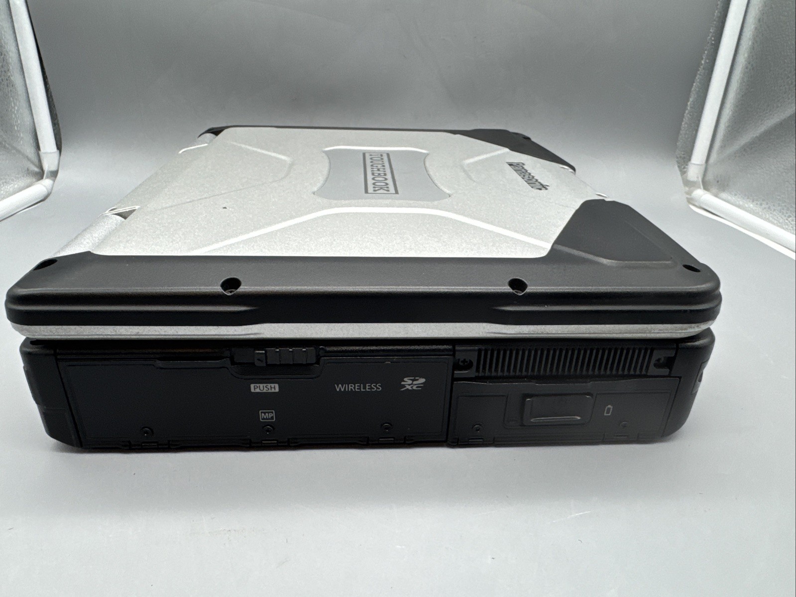 Panasonic Toughbook CF-31 Touchscreen i5-7300U 16GB DDR4 DVDRW No HD/OS/AC