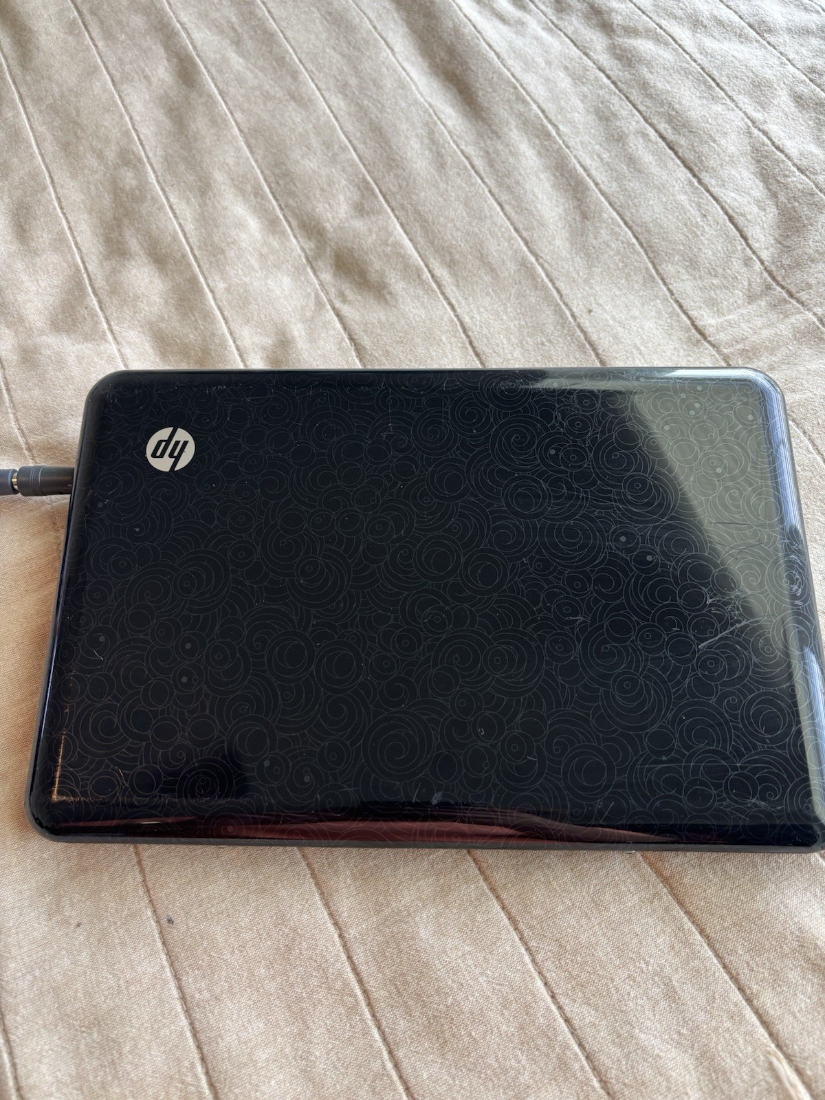 HP Mini 110-3530nr 10.1″ Black Netbook Computer (no charger) Powers On Read Desc
