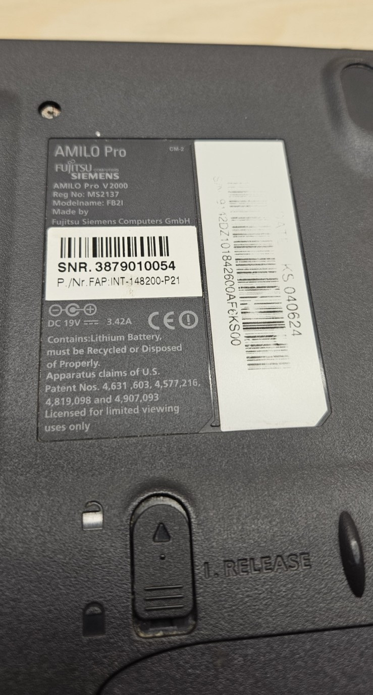 Retro Fujitsu Computers Siemens Amilo Pro V2000 / Pentium 1.5 Ghz / 256Mb Ram