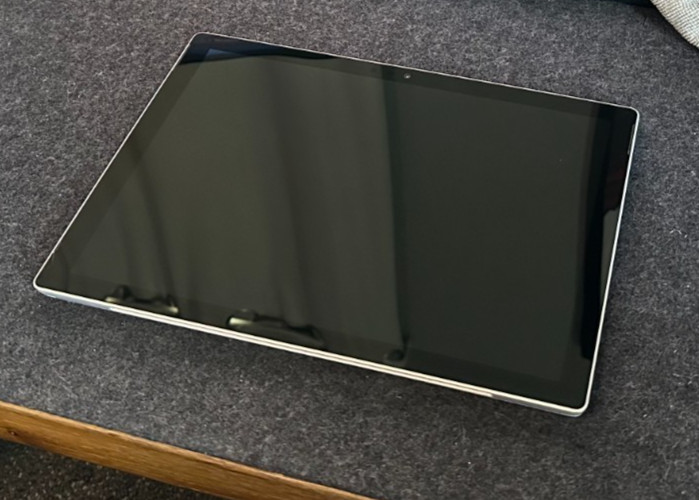 Microsoft Surface Pro 5, Intel core m3-7y30, 8GB RAM, 120GB SSD, Win11 & Charger