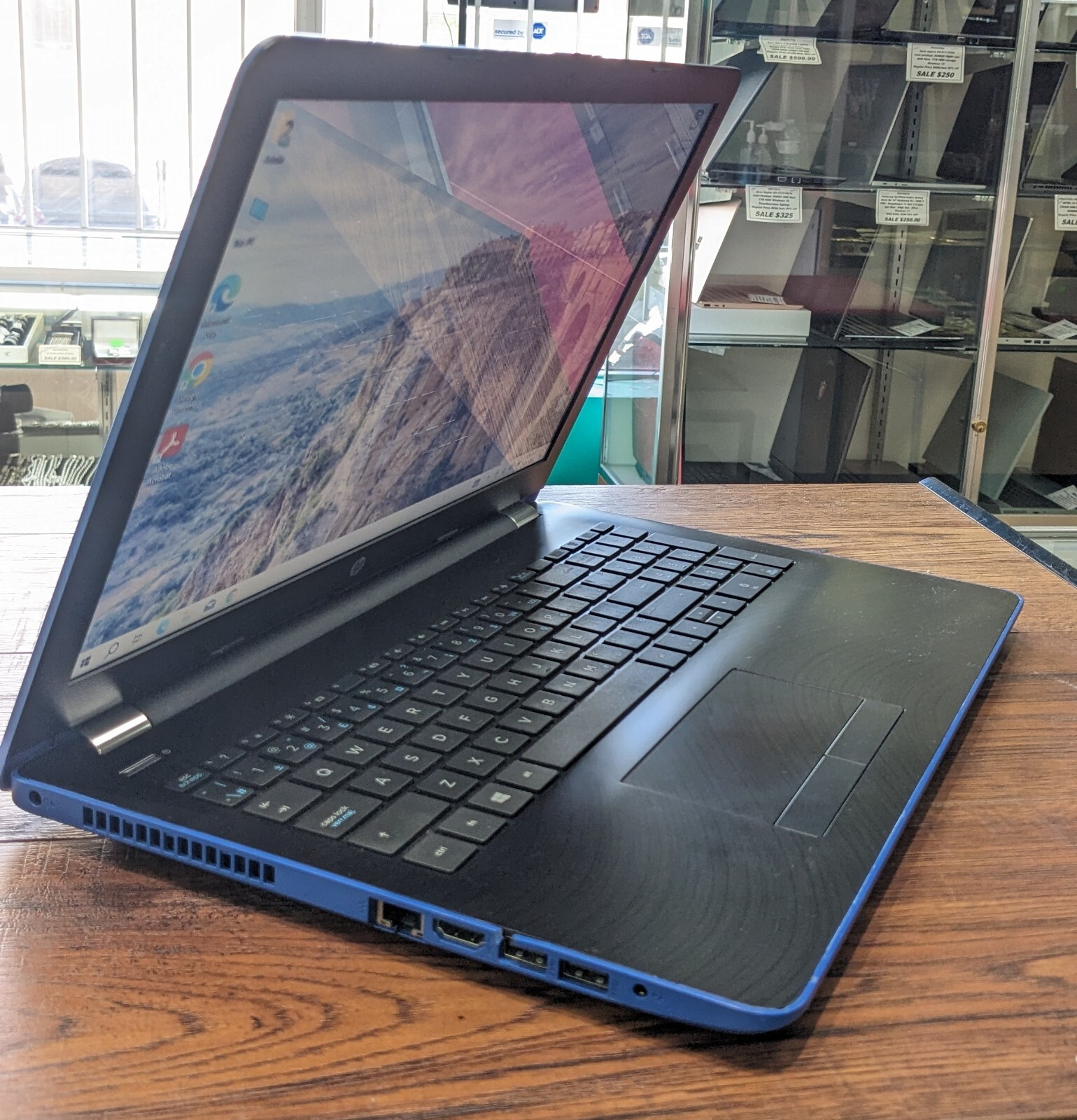HP 15-bw006ca AMD A6-9220,8GB RAM- 1TB HDD,Radeon R4,Win 10,Touchscreen Laptop