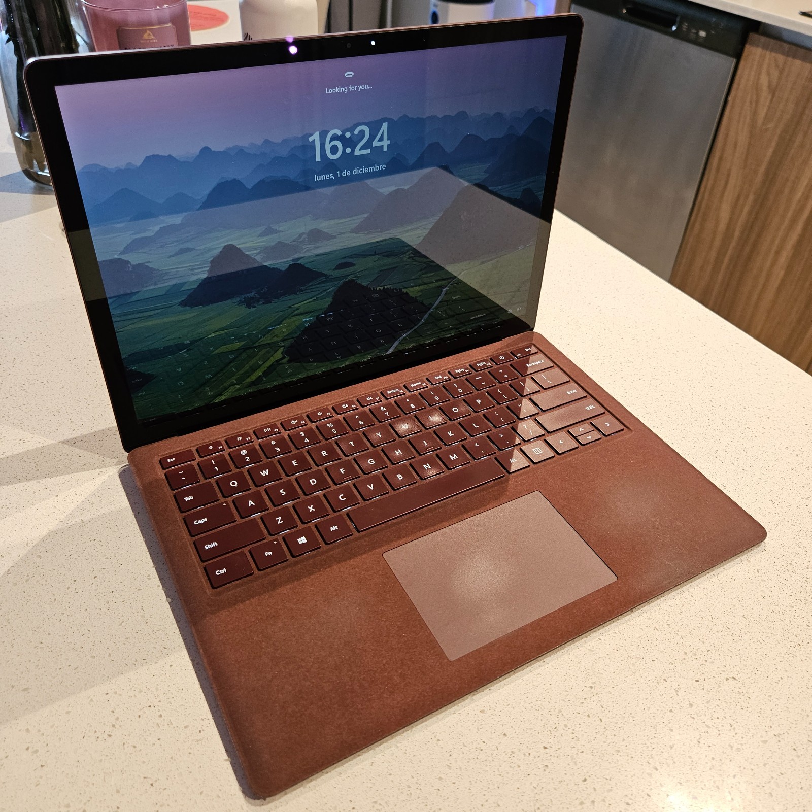 Microsoft Surface Laptop 2 – 13.5″ – Burgundy