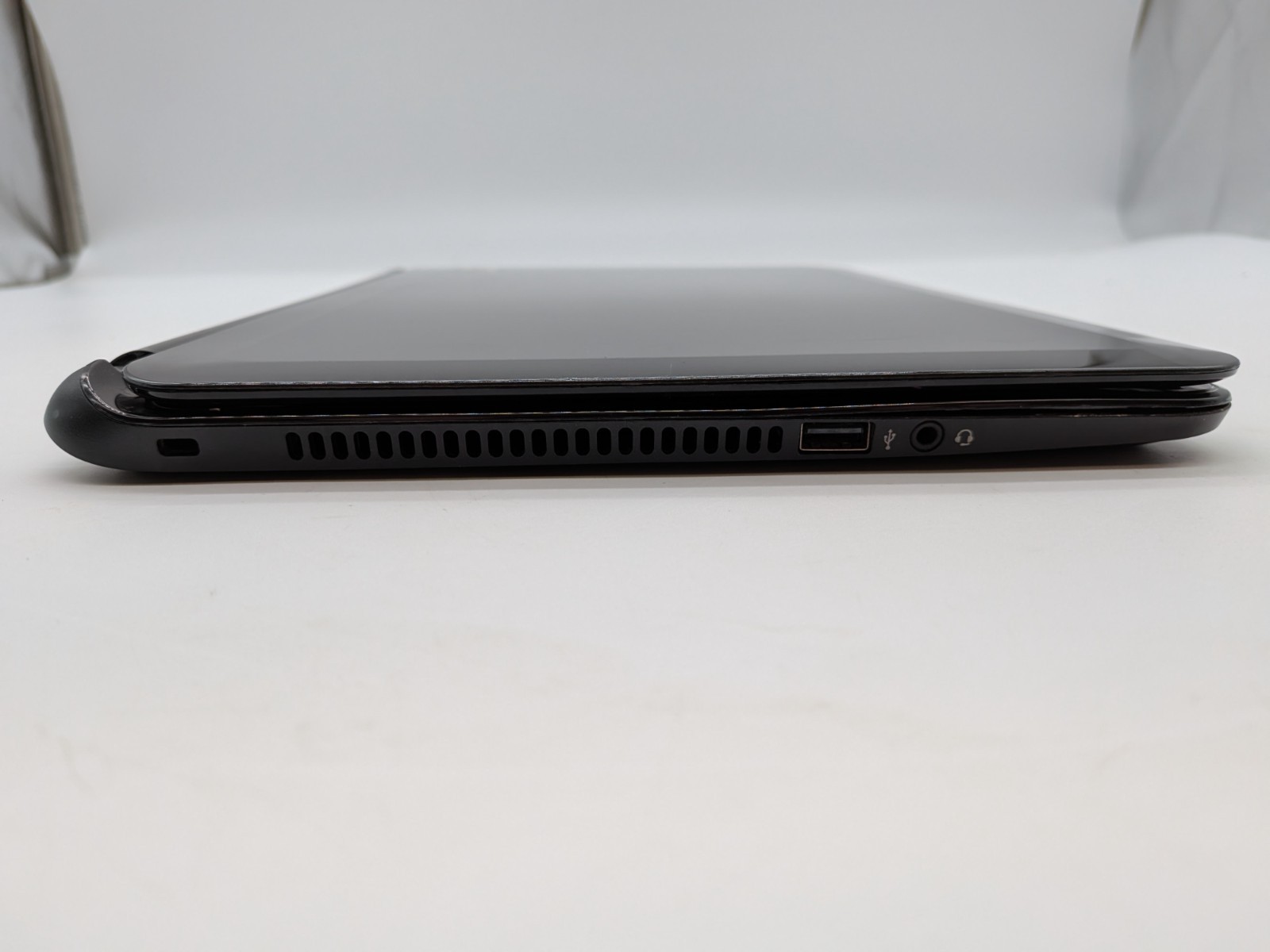 HP Pavilion SleekBook 14-b109wm 14” – Intel Celeron 1.6GHz – Bad Charge Port