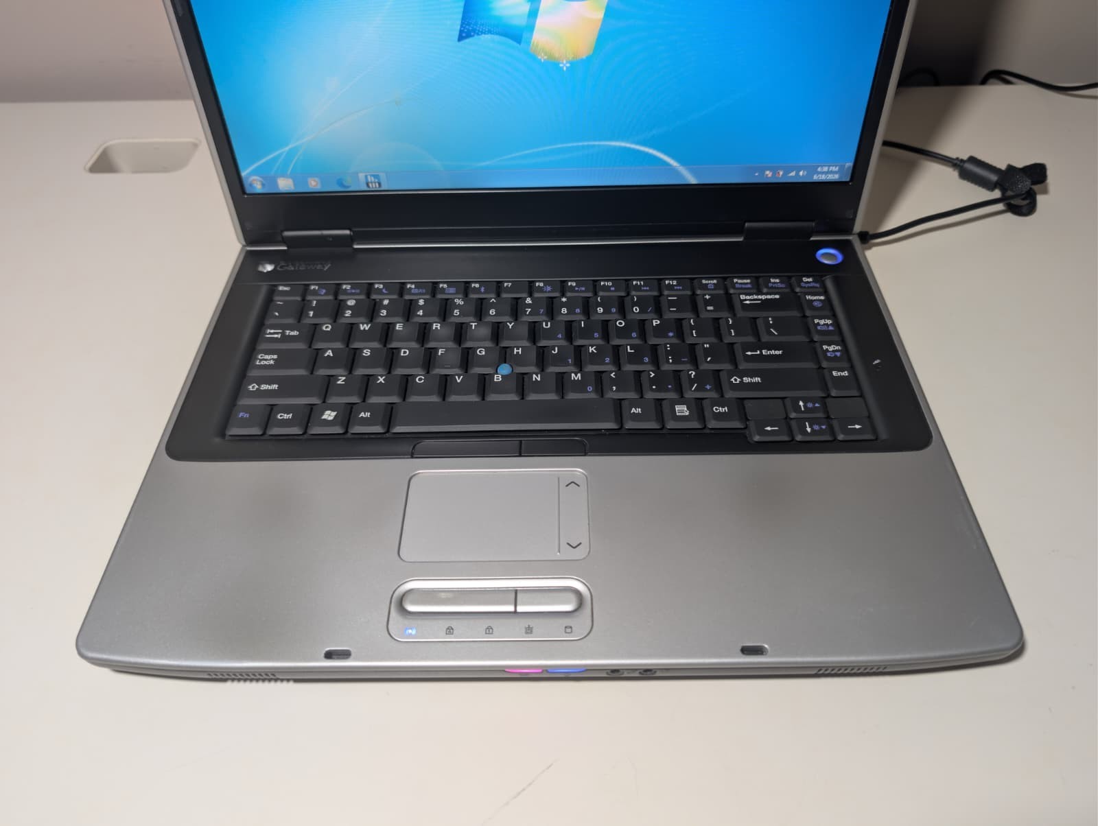 15″ Gateway M465-E | Core 2 Duo T5500 4GB RAM 320GB HDD | Win 7 Pro | DVD