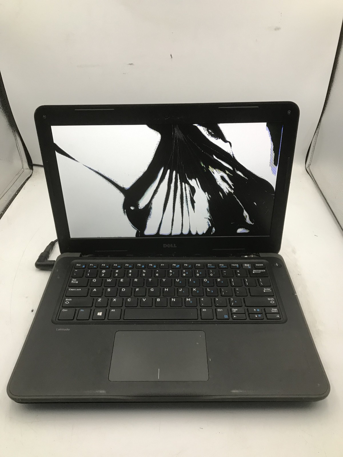 DELL LATITUDE 3380 – FOR PARTS/BAD LCD – INTEL CELERON – NO RAM – READ DESC – BB