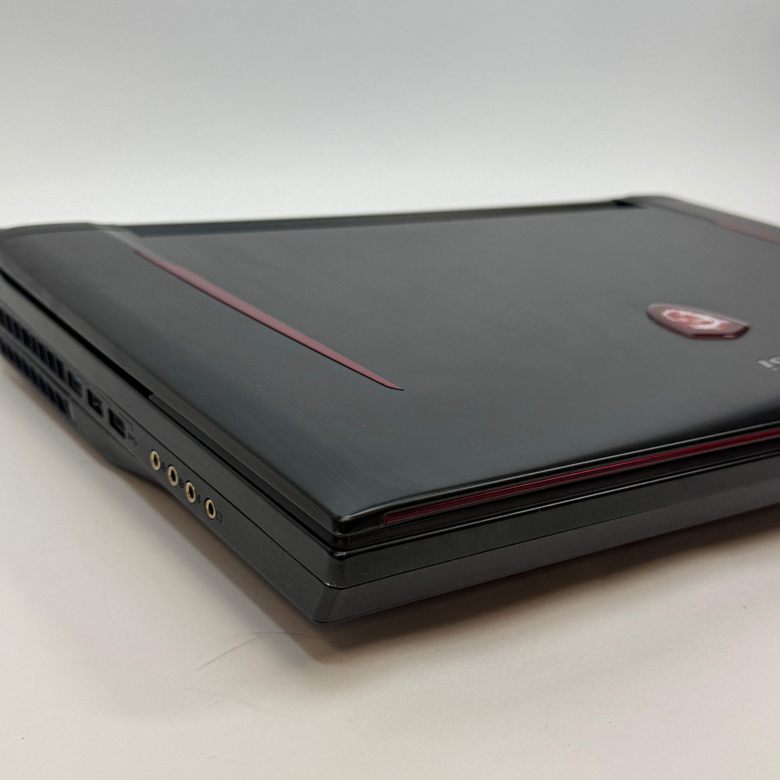 MSI Titan GT75 8RF 17.3″ i7-8850H 2.6GHz 64GB 256GB GTX 1080 Bent USB Read