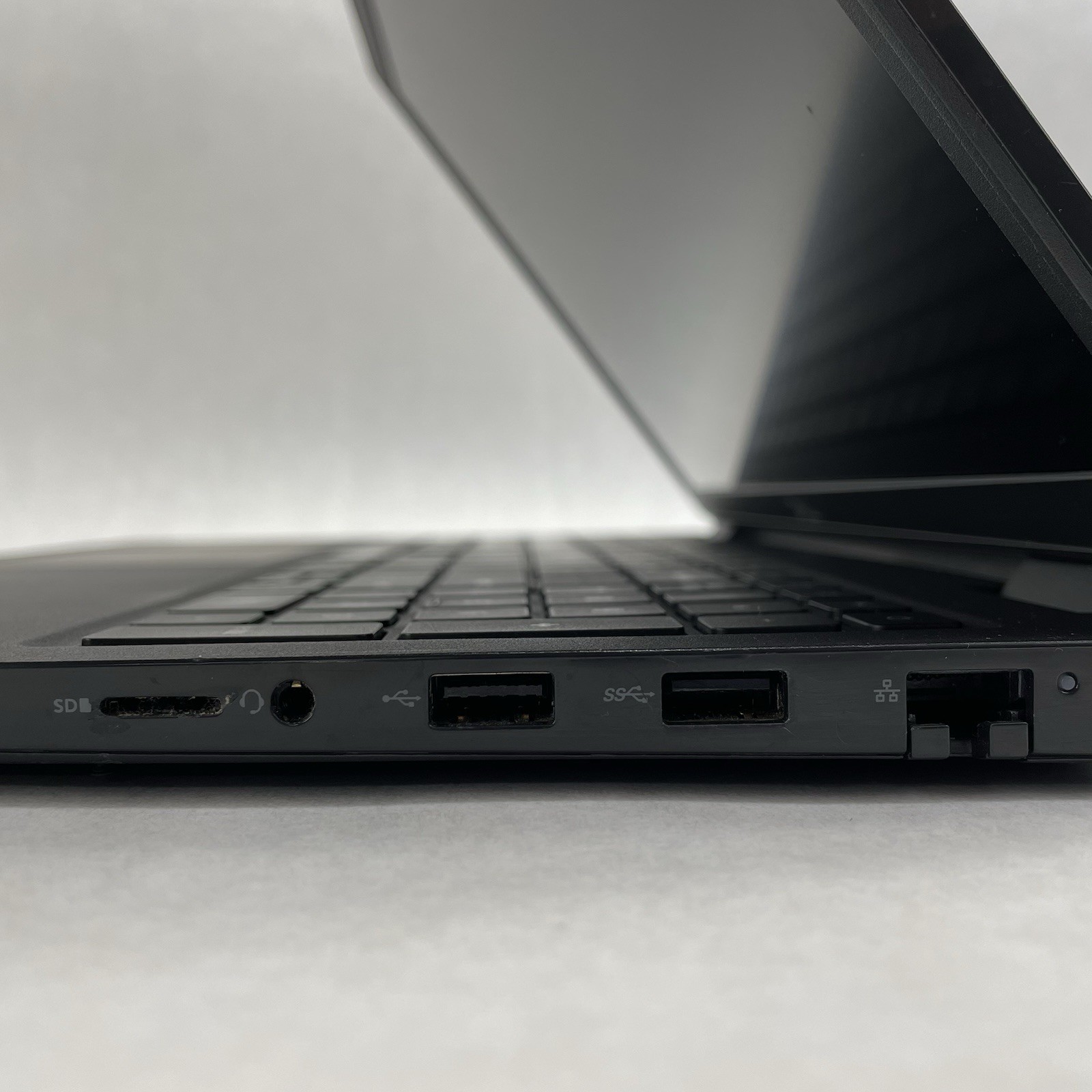 Dell Latitude 3520 15.6″ i5-1135G7 2.40 GHz 8 GB RAM No SSD/OS/AC – Worn Keys