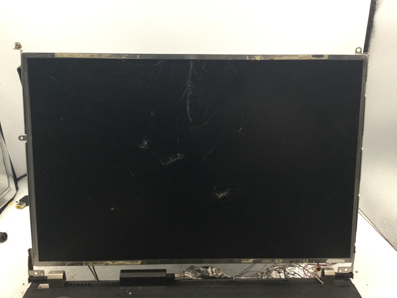 LENOVO THINKPAD R61 – FOR PARTS – DAMAGED SCREEN/LID – READ DESCRIPTION – BB
