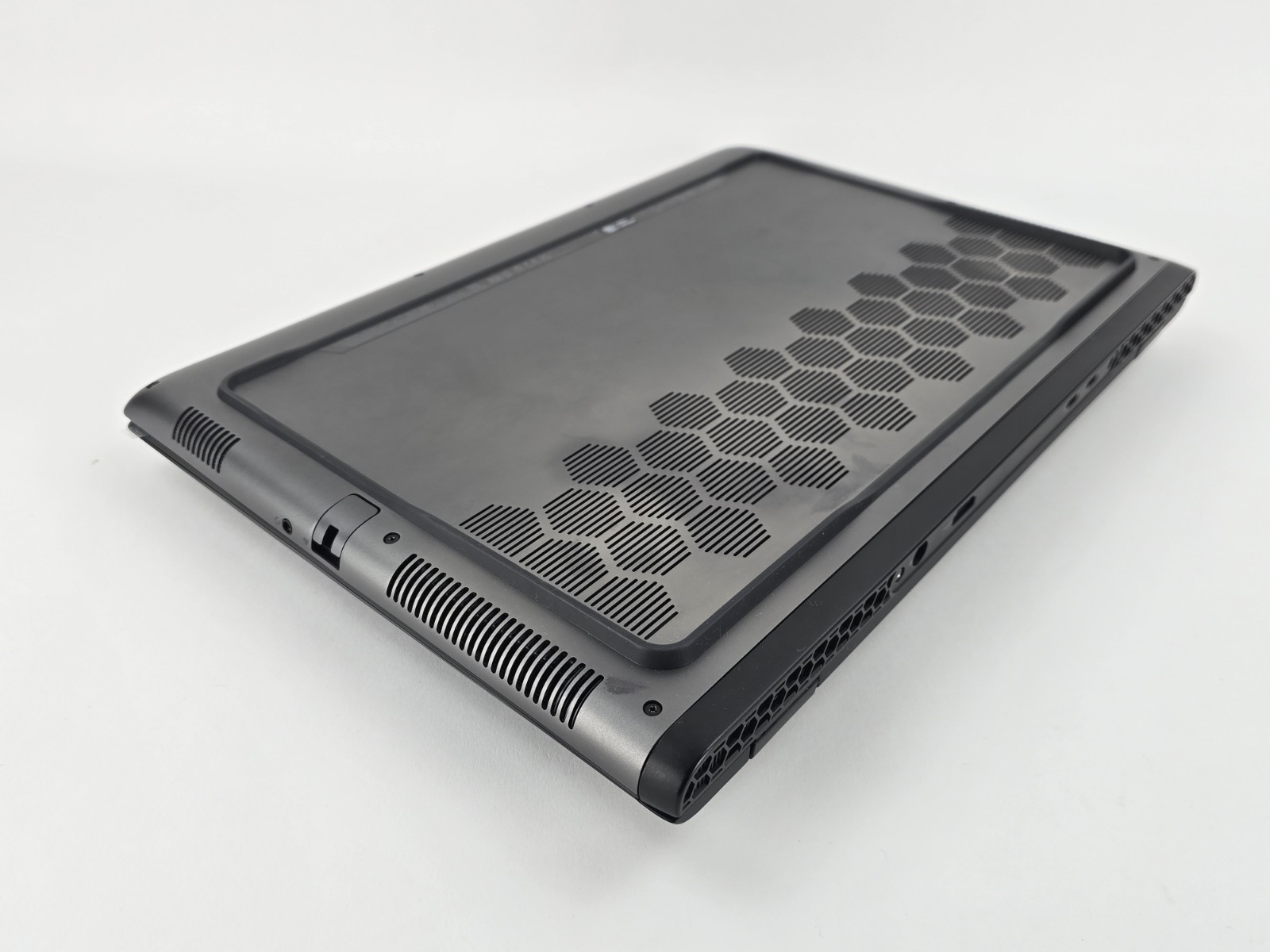 Dell Alienware M16 R2 16″ Ultra 9 185H 32GB 1TB RTX 4070 – For Parts – AS-IS