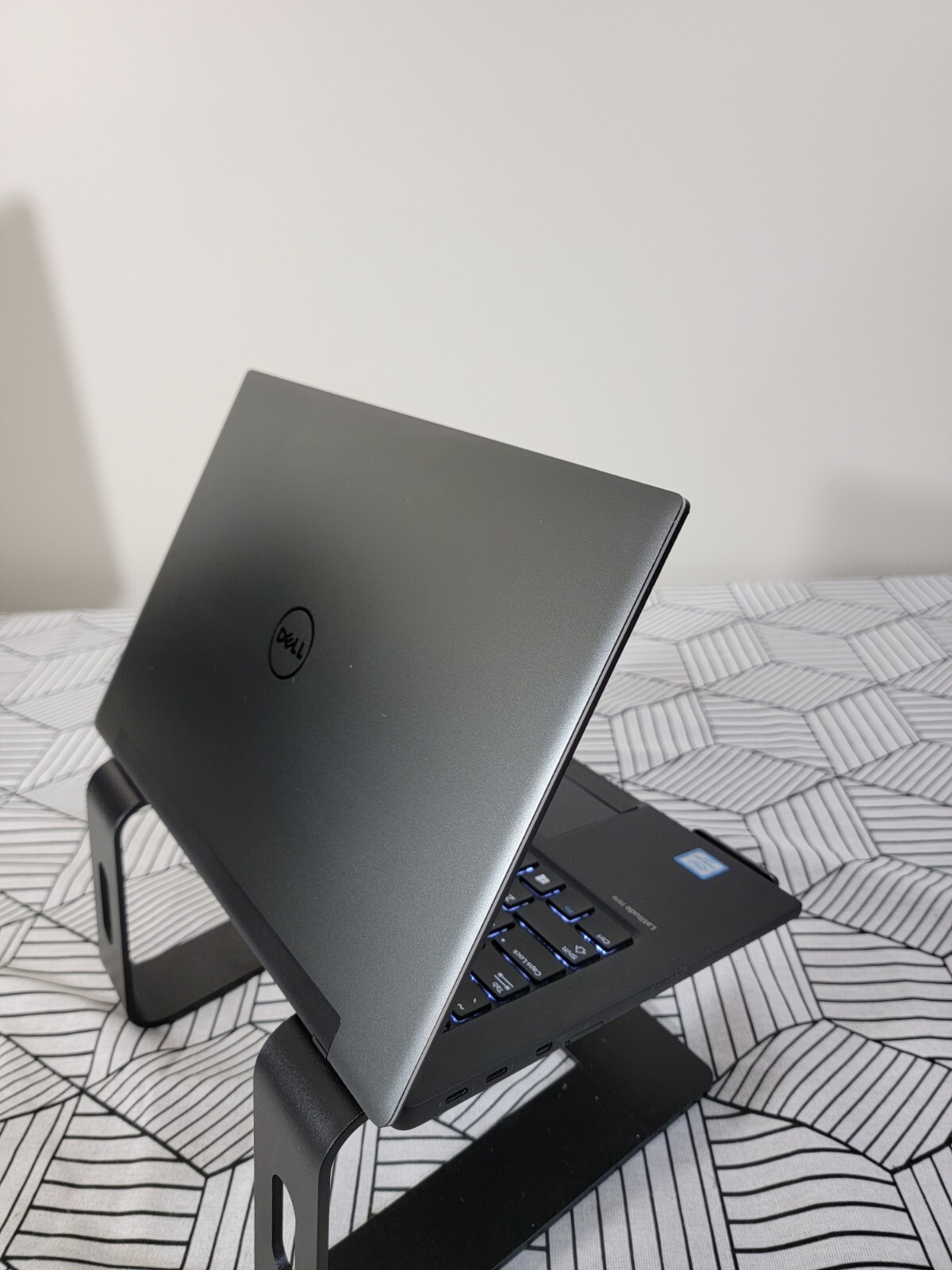 Dell Latitude 7370 13.3″ Intel Core m7-6Y75 1.2GHz 8GB RAM 128GB SSD Win10/11Pro