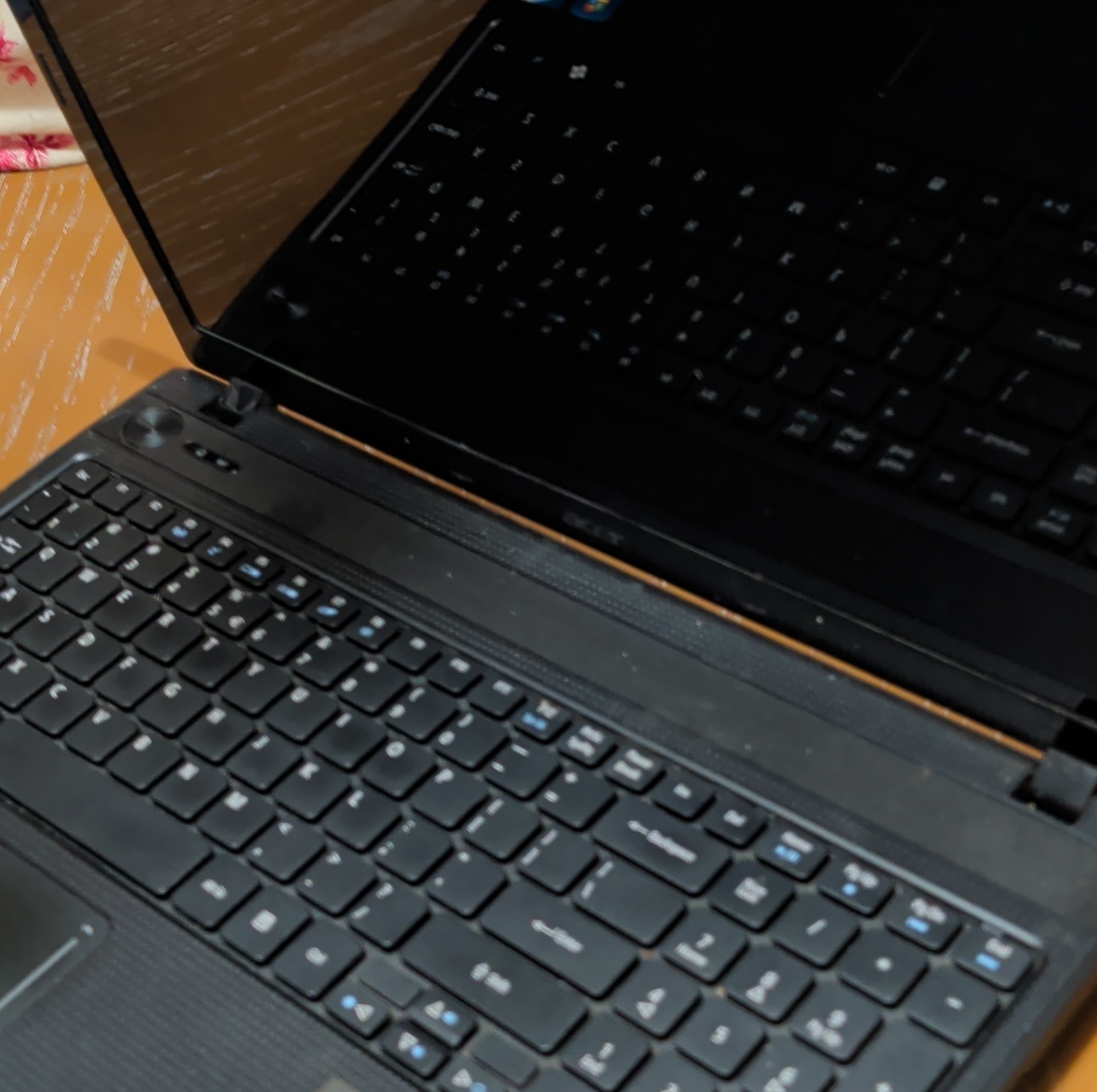 perfect condition Acer Aspire 5336-2524 Celeron 900 15.6″ 3GB 250GB 7 wifi