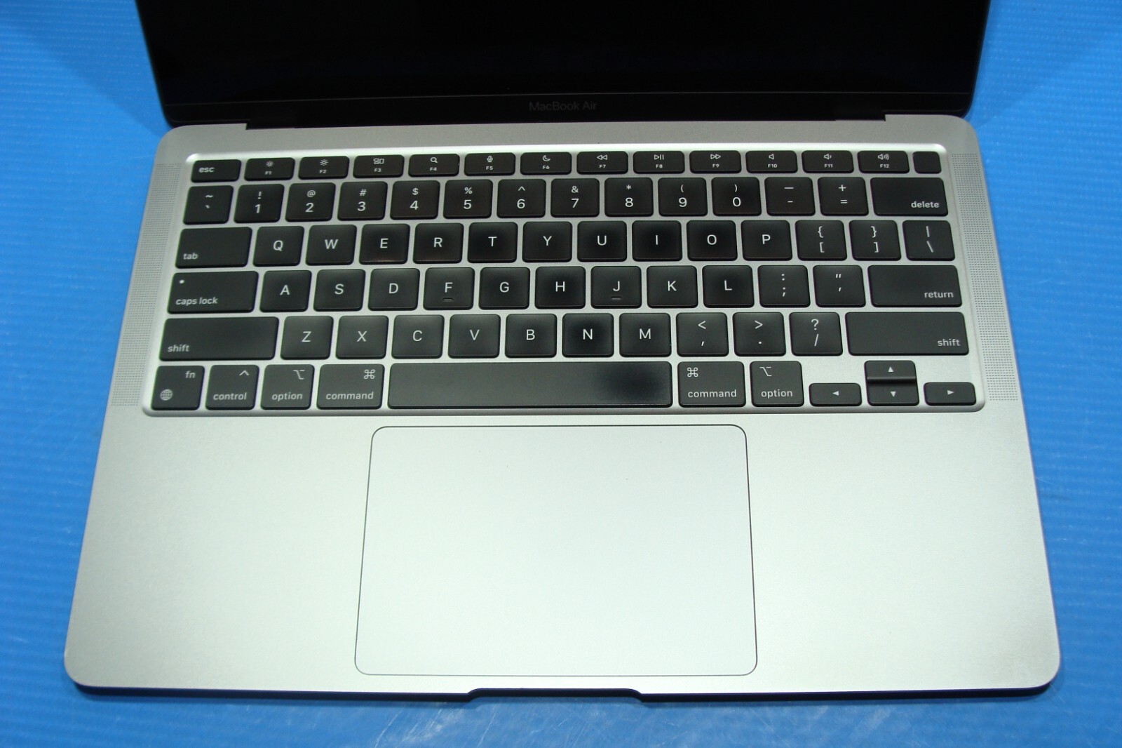 Apple MacBook Air A2337 13.3″ M1 2020 8CPU/7GPU 8GB 128GB MGN63LL/A +Charger