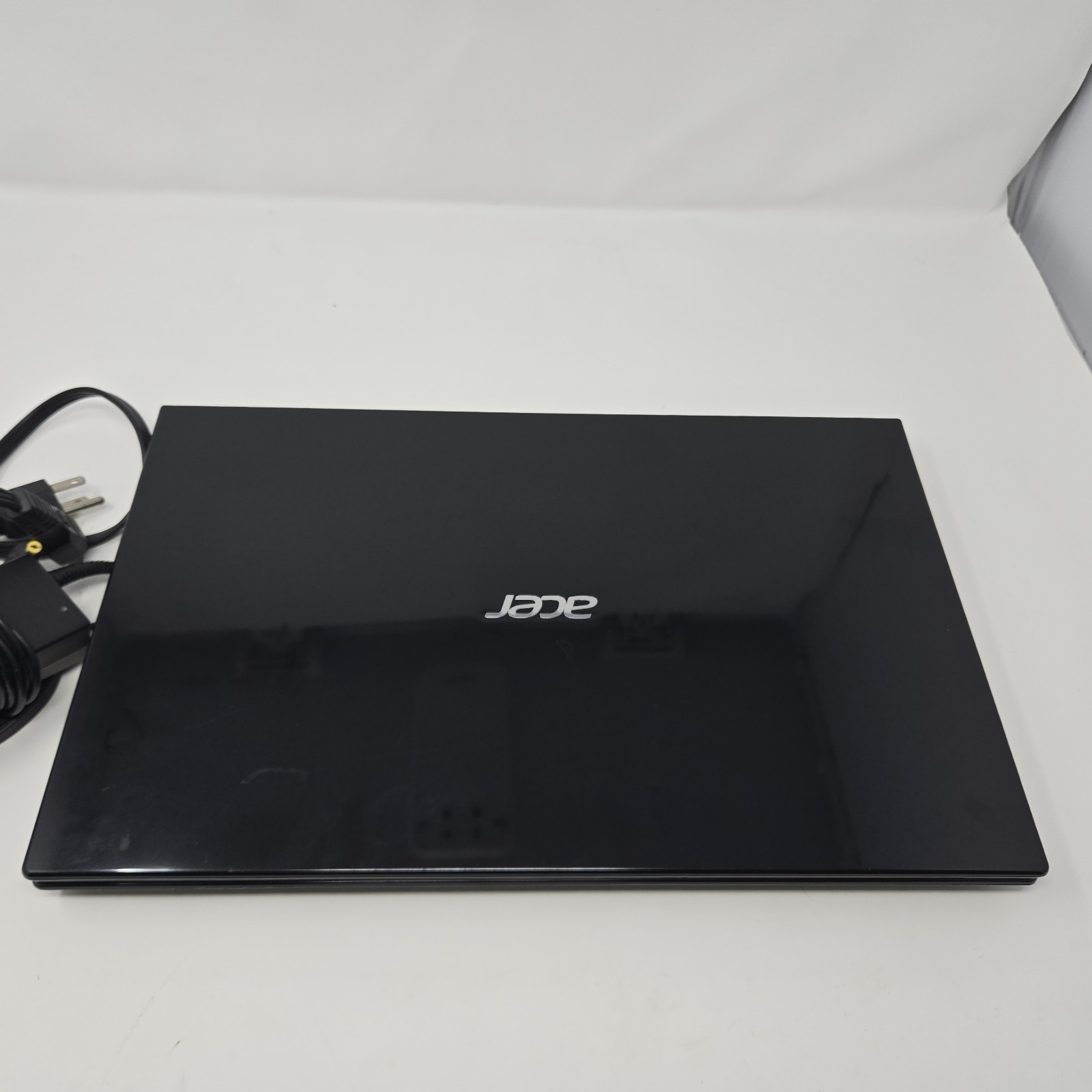 Acer Aspire V3-551-8469 WITH LINUX, AMD A8-4500M, 4 GB MEMORY, 500 GB HDD *READ*